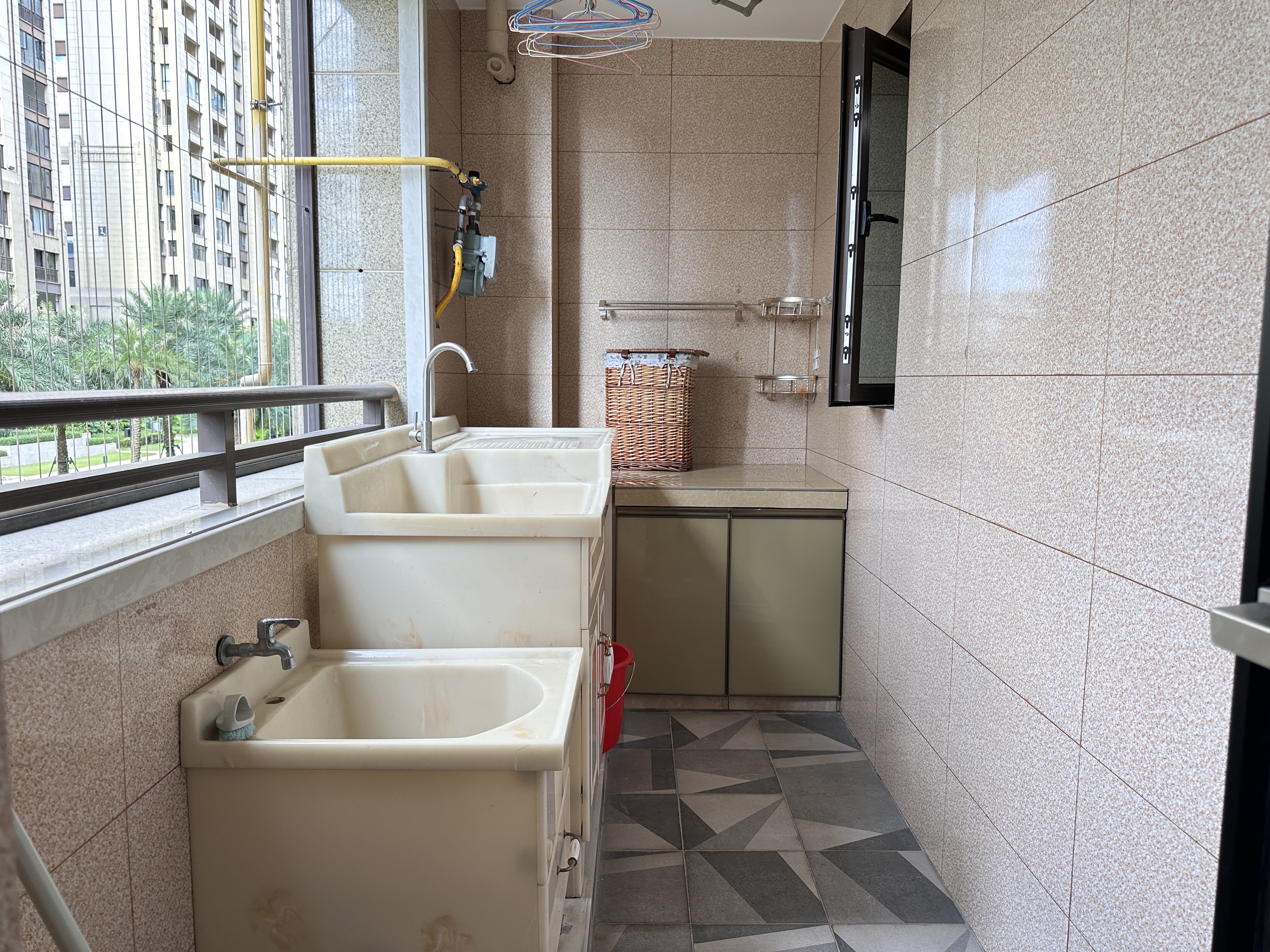 海航豪庭南苑 4室2厅2卫 320.0万 海航豪庭南苑 4室2厅2卫 320.0万客厅