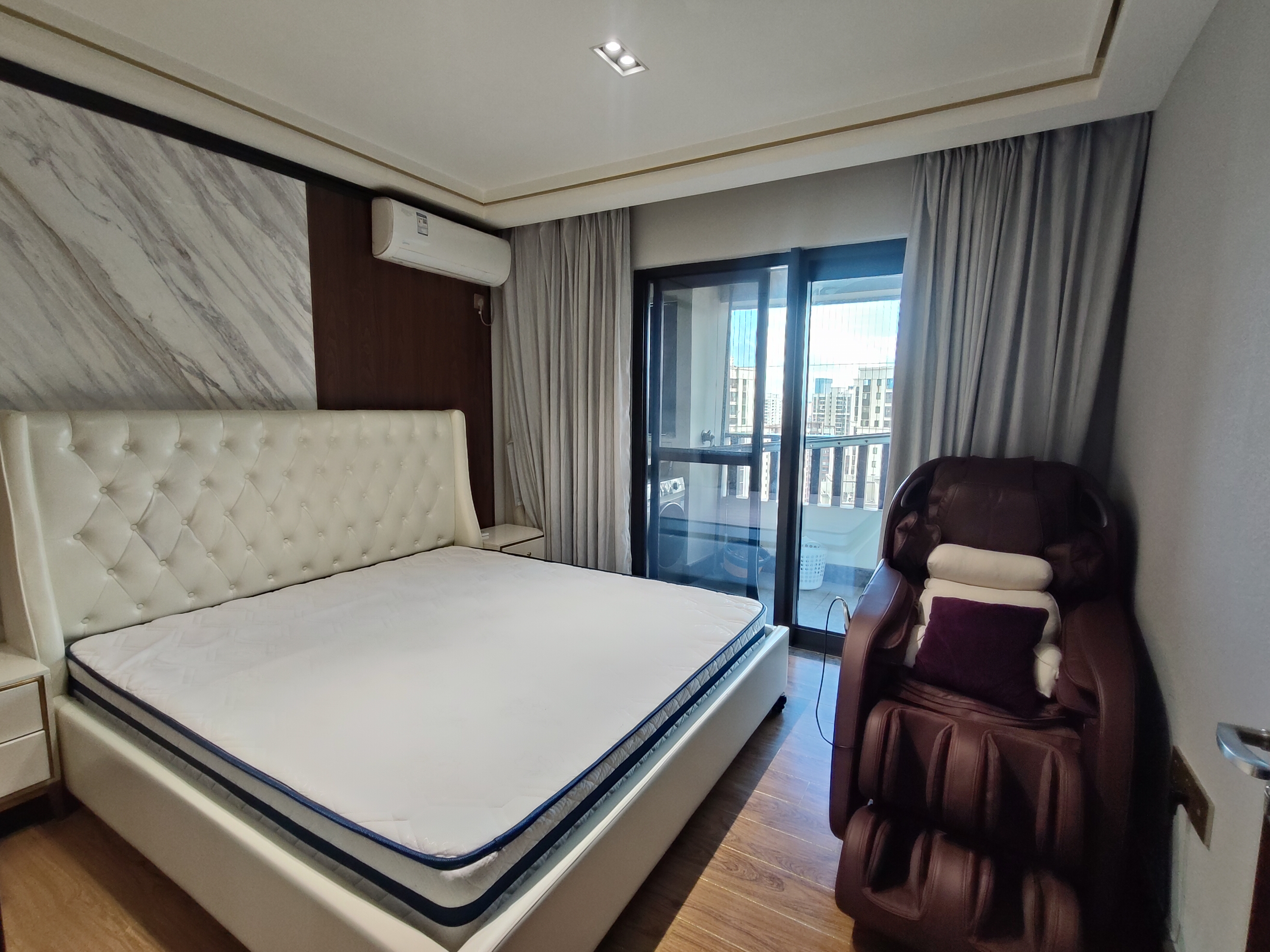 绿地海德公馆  4室2厅2卫    250.0万客厅