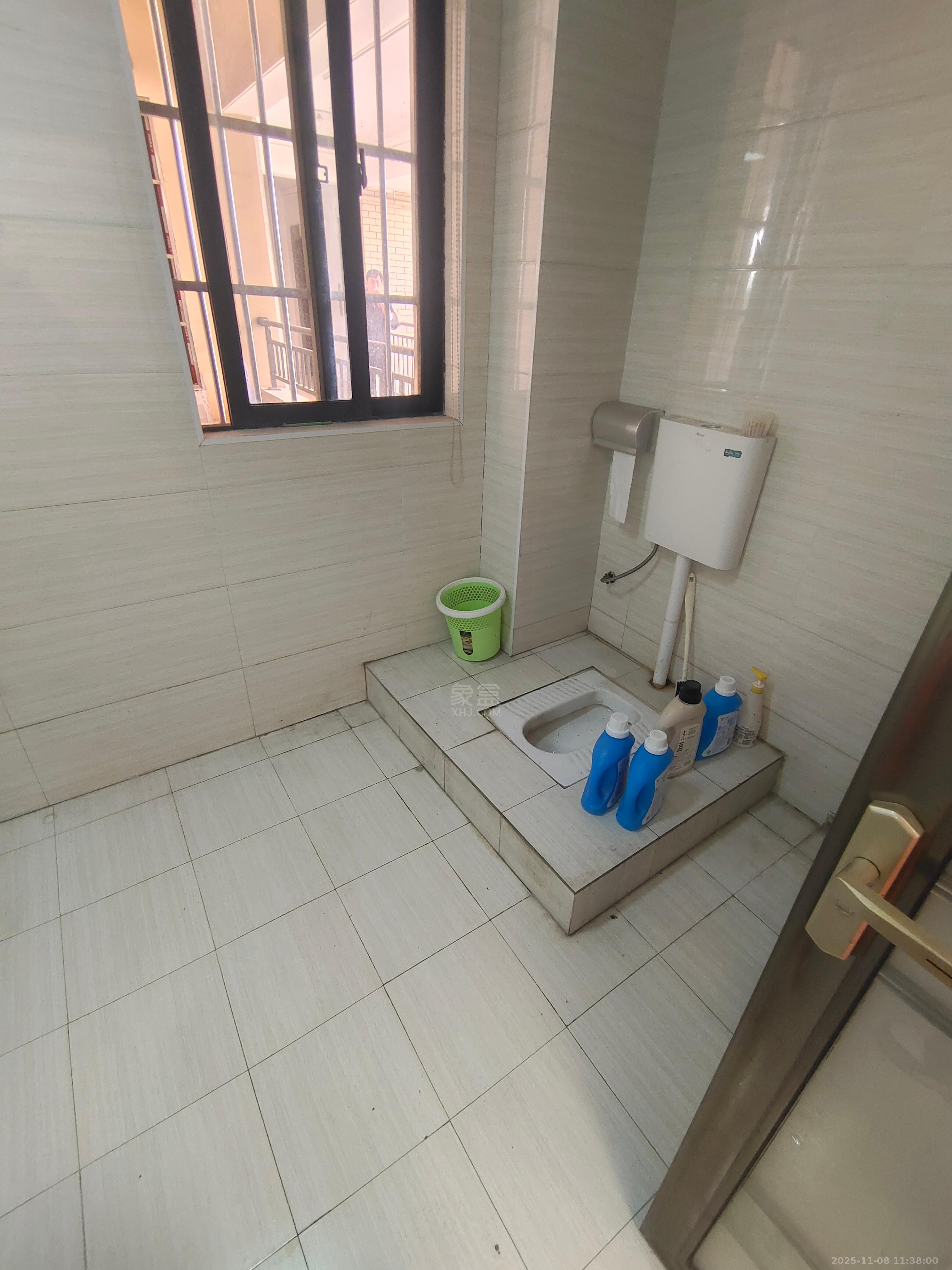 滨江花园  3室2厅2卫    1600.0元/月室内图