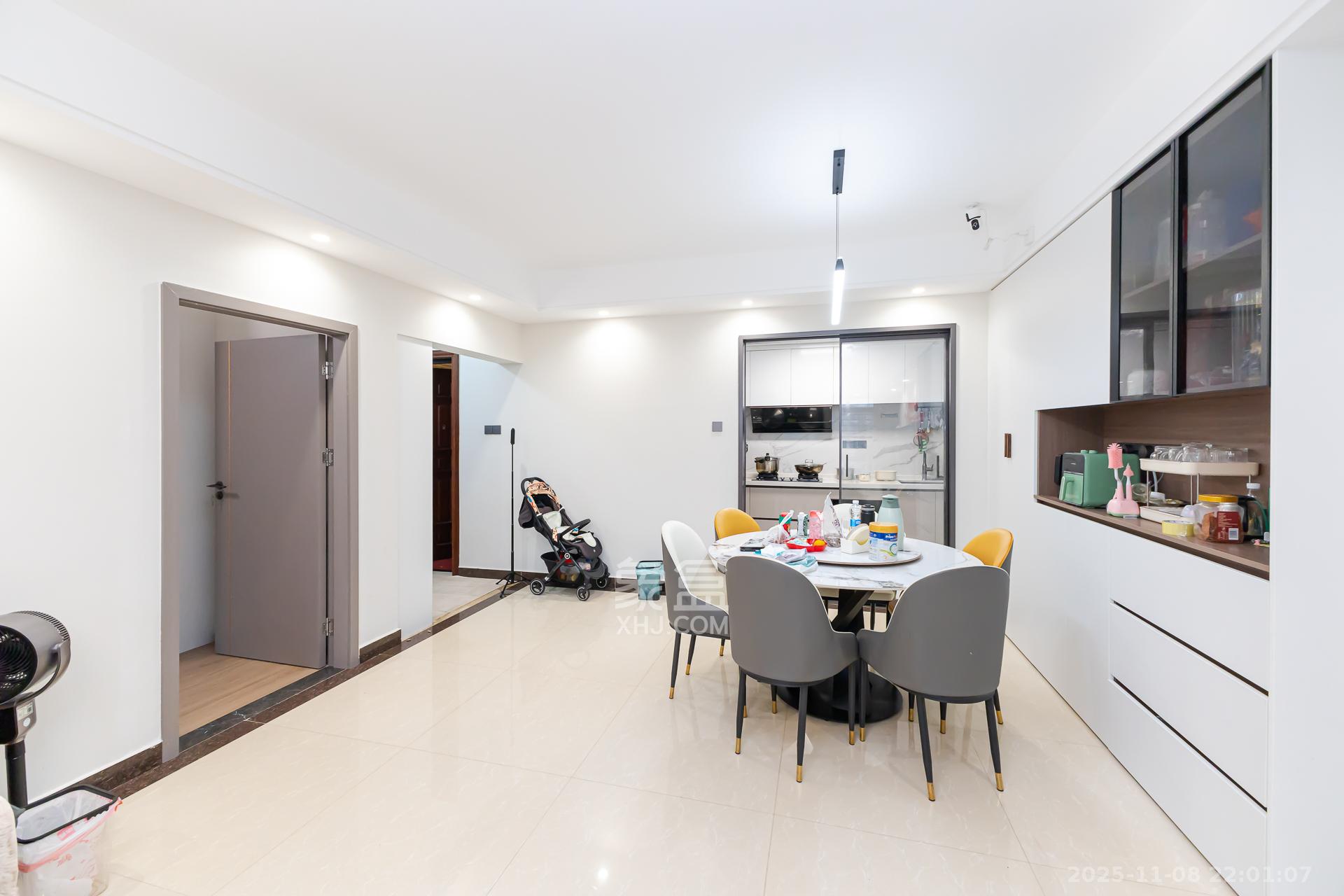 恒大名都  4室2厅2卫    98.0万客厅