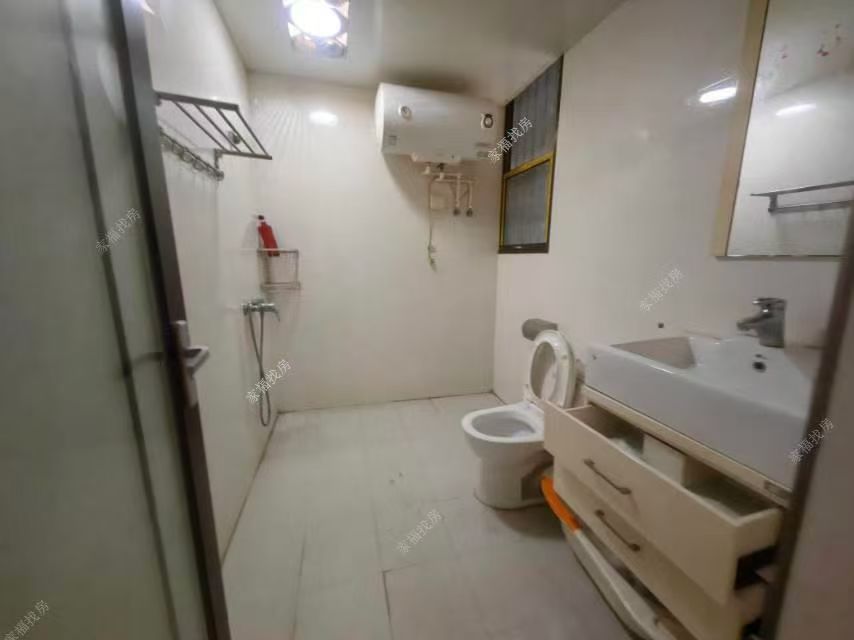 三元大市场  3室2厅2卫    35.8万客厅