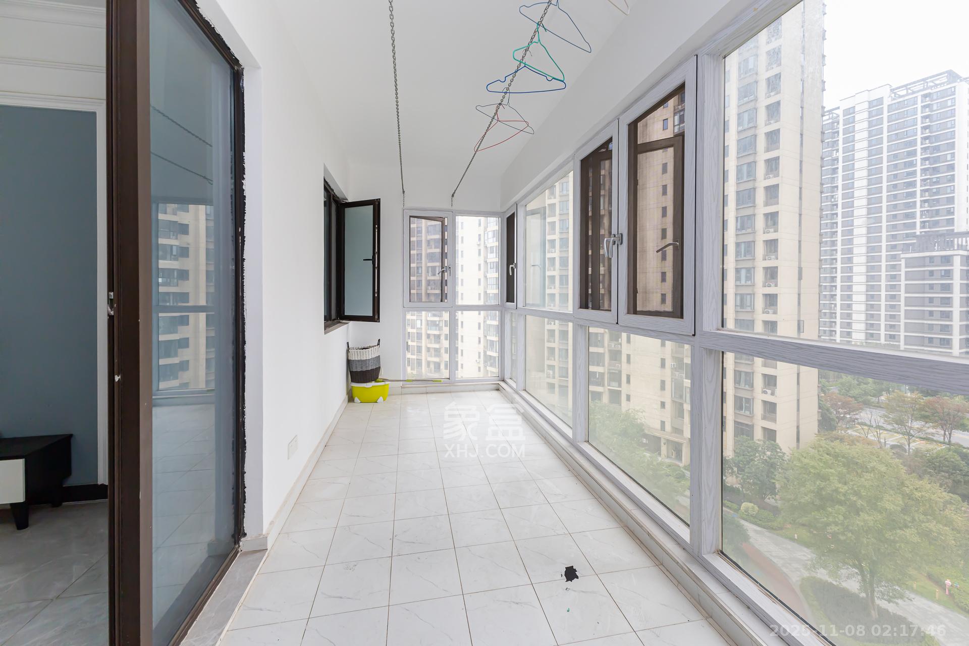 长燃润和天地(长润小区印湘江) 5室2厅2卫 142.0万 长燃润和天地(长润小区印湘江) 5室2厅2卫 142.0万阳台