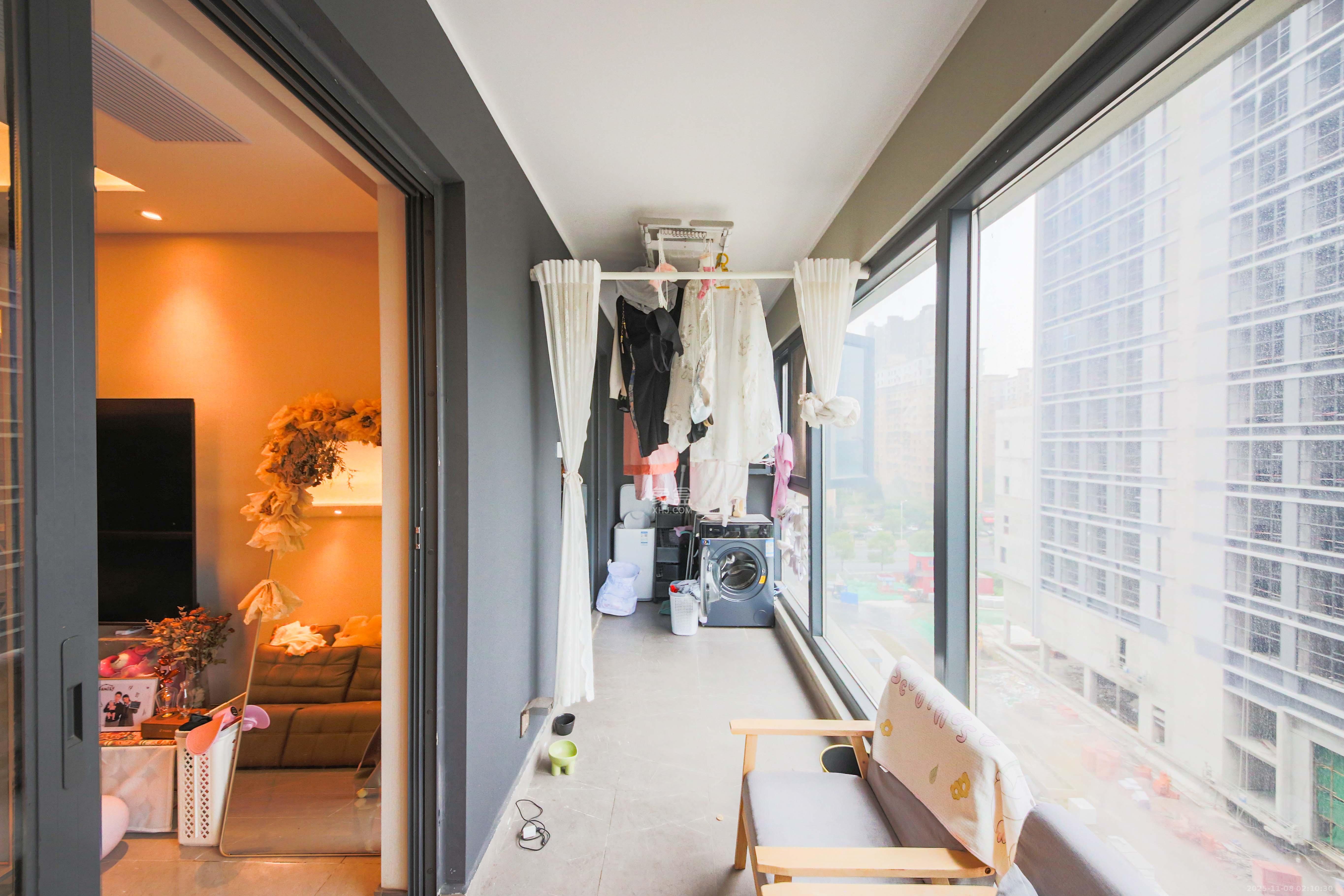 龙湖春江天曜一期 4室2厅2卫 220.0万 龙湖春江天曜一期 4室2厅2卫 220.0万阳台