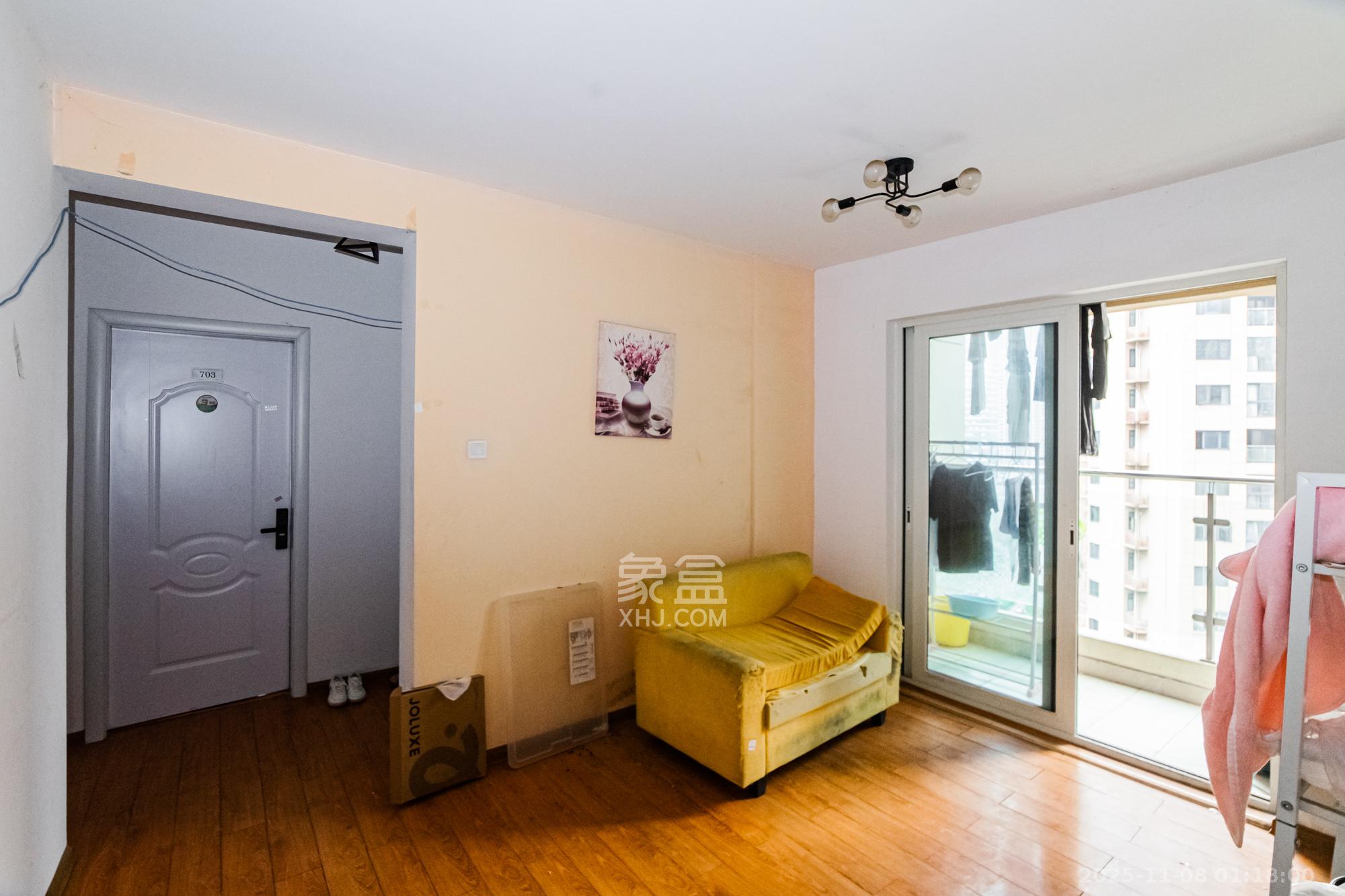 北辰三角洲E4区  4室2厅2卫    150.0万客厅