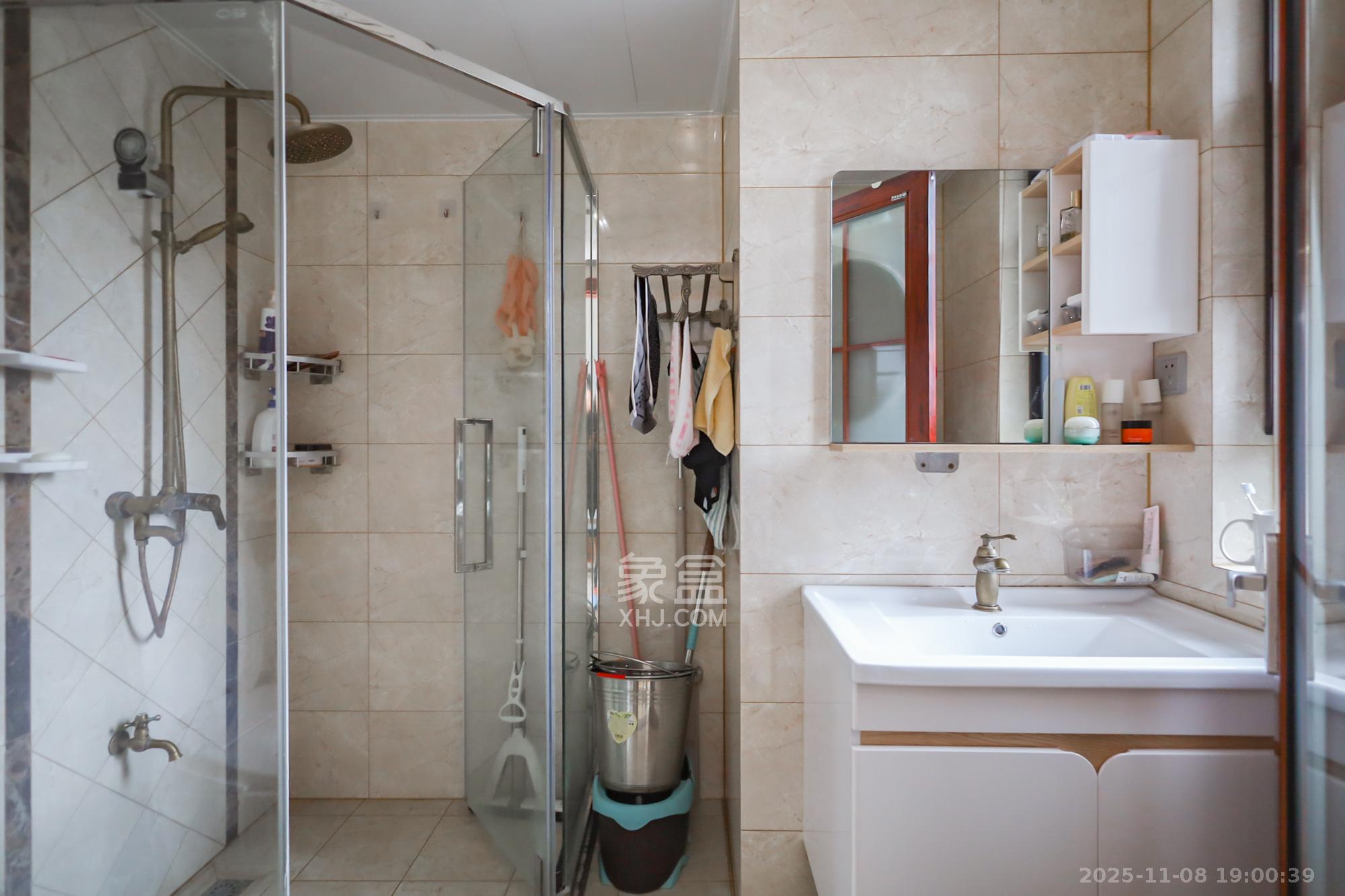 万科里金域国际  4室2厅2卫    248.0万卫生间