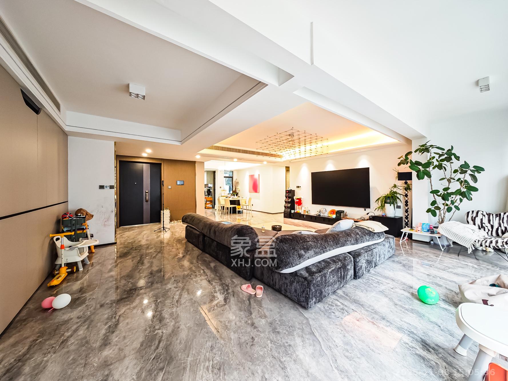 中欣楚天御府B区观澜  4室2厅2卫    278.0万客厅