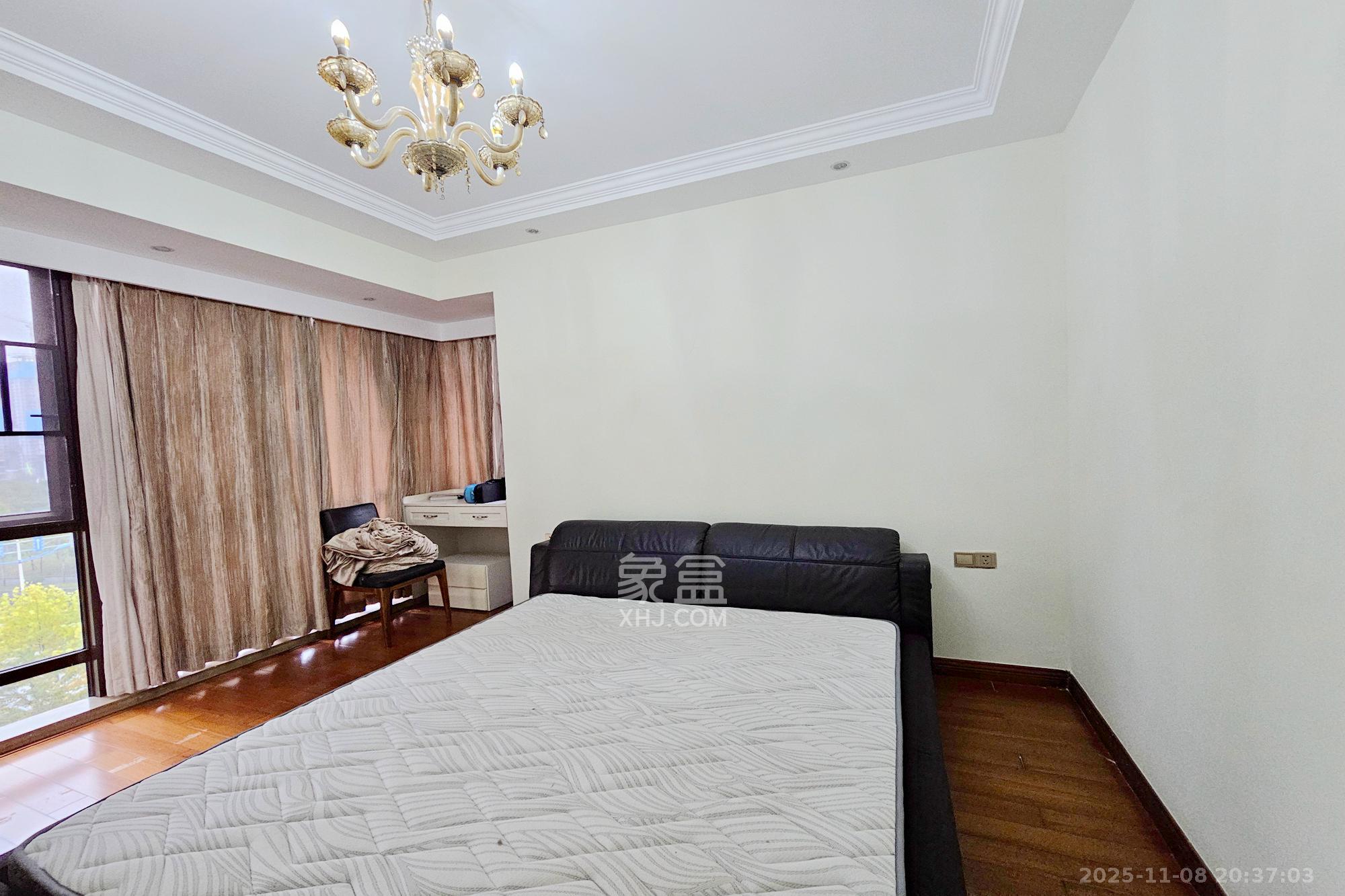 融科檀香山（融科紫檀、香山国际）  4室2厅2卫    188.0万卧室