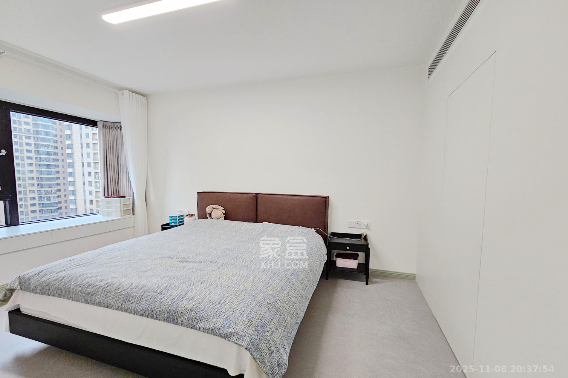 长房东旭国际  4室2厅2卫    198.0万卧室