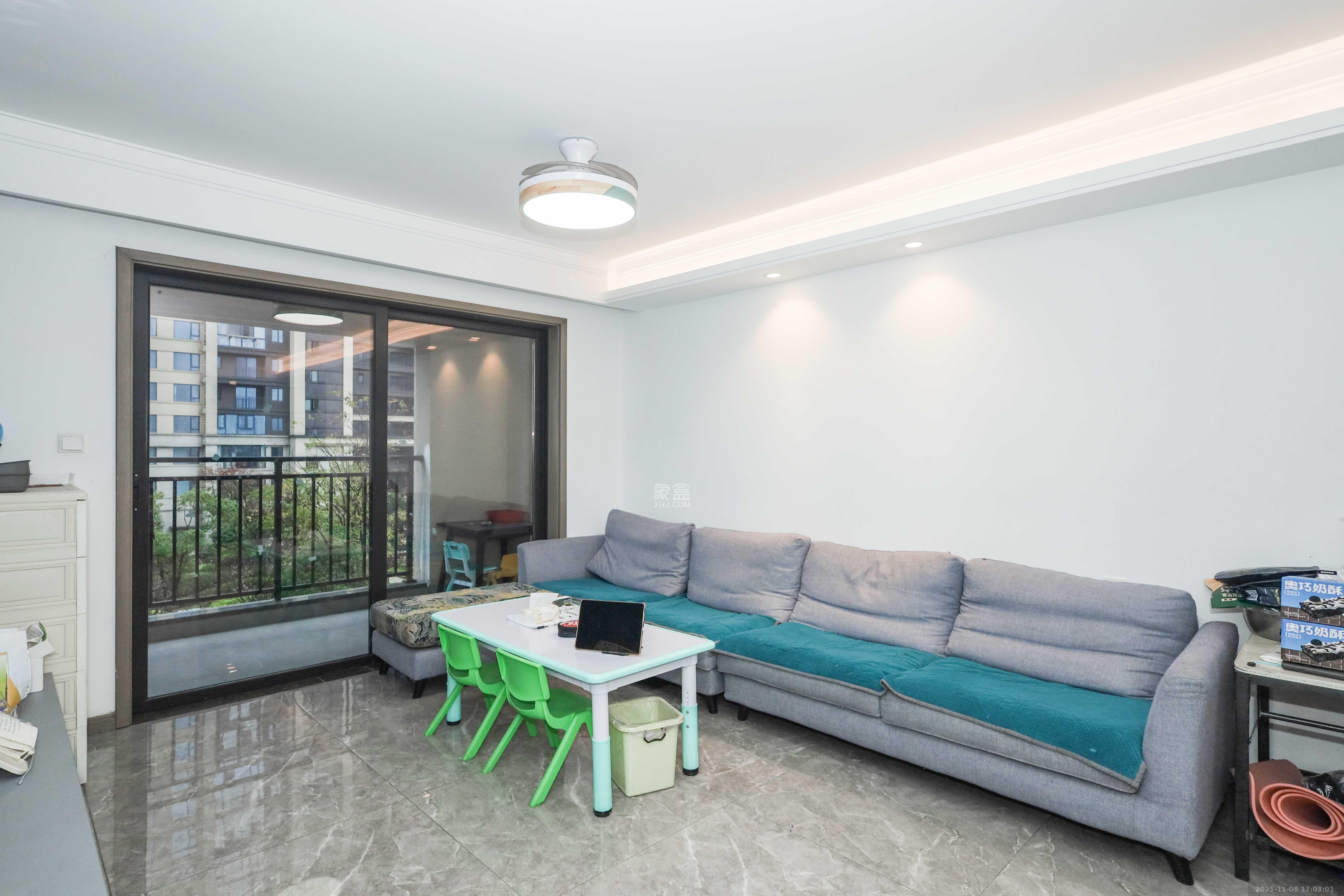 越秀亲爱里 3室2厅2卫 102.0万 越秀亲爱里 3室2厅2卫 102.0万客厅