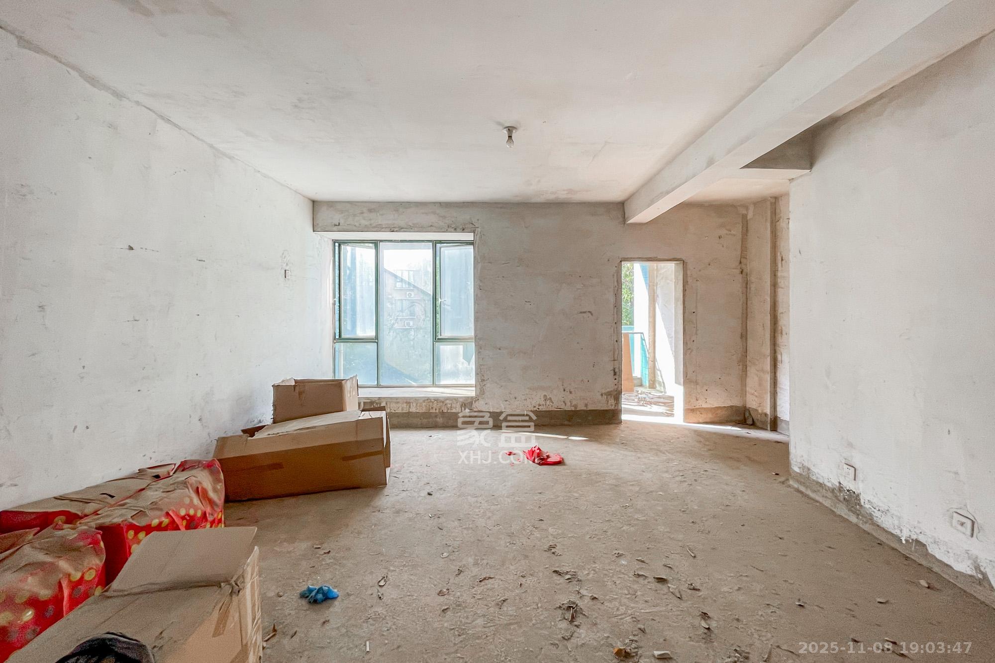 金色山庄 4室2厅2卫 150.0万 金色山庄 4室2厅2卫 150.0万客厅