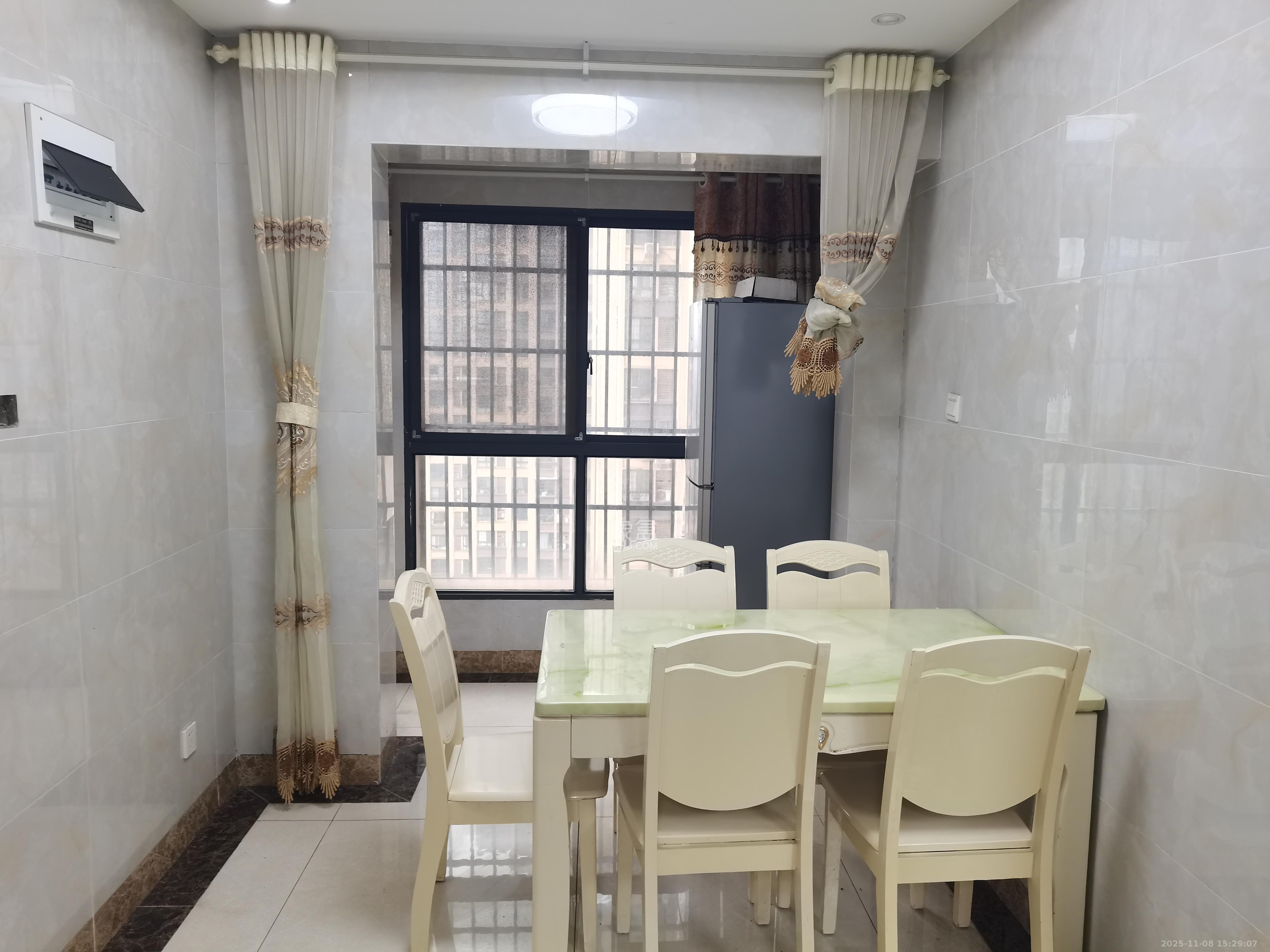 天麓尚层  3室2厅2卫    2300.0元/月室内图