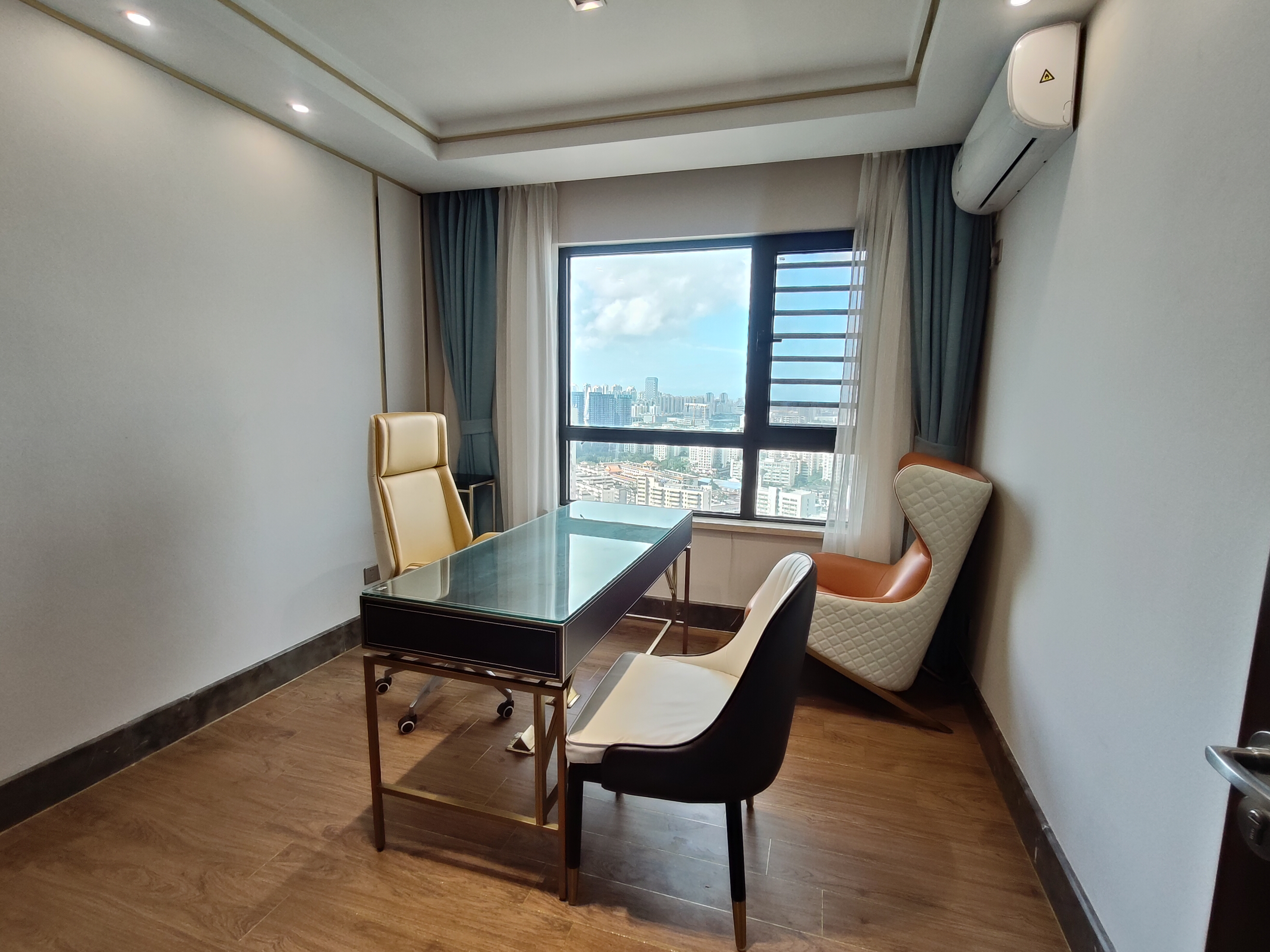 绿地海德公馆 4室2厅2卫 250.0万 绿地海德公馆 4室2厅2卫 250.0万客厅