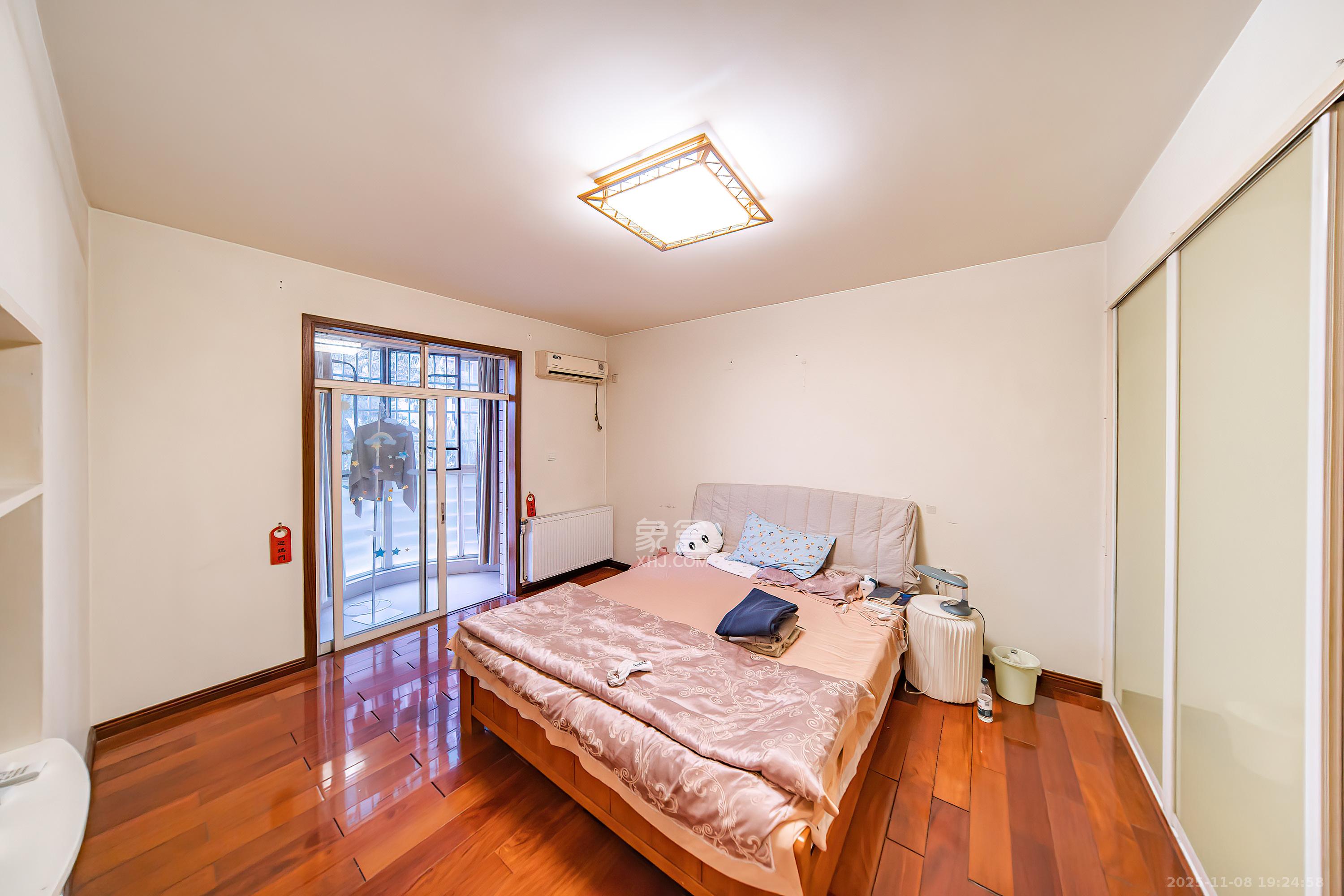 四季阳光花城  3室2厅2卫    180.0万卧室