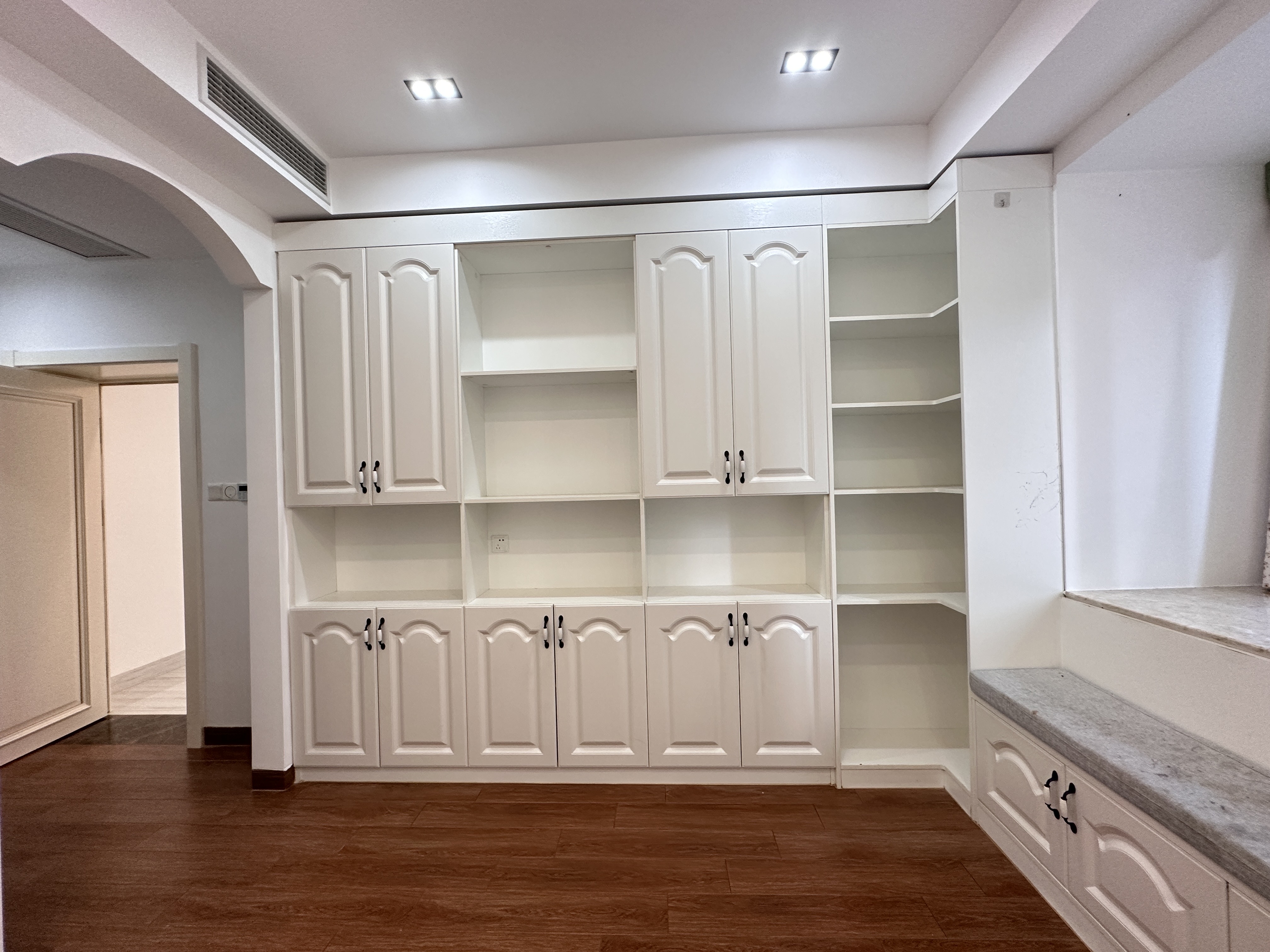 海航豪庭南苑 4室2厅2卫 320.0万 海航豪庭南苑 4室2厅2卫 320.0万客厅