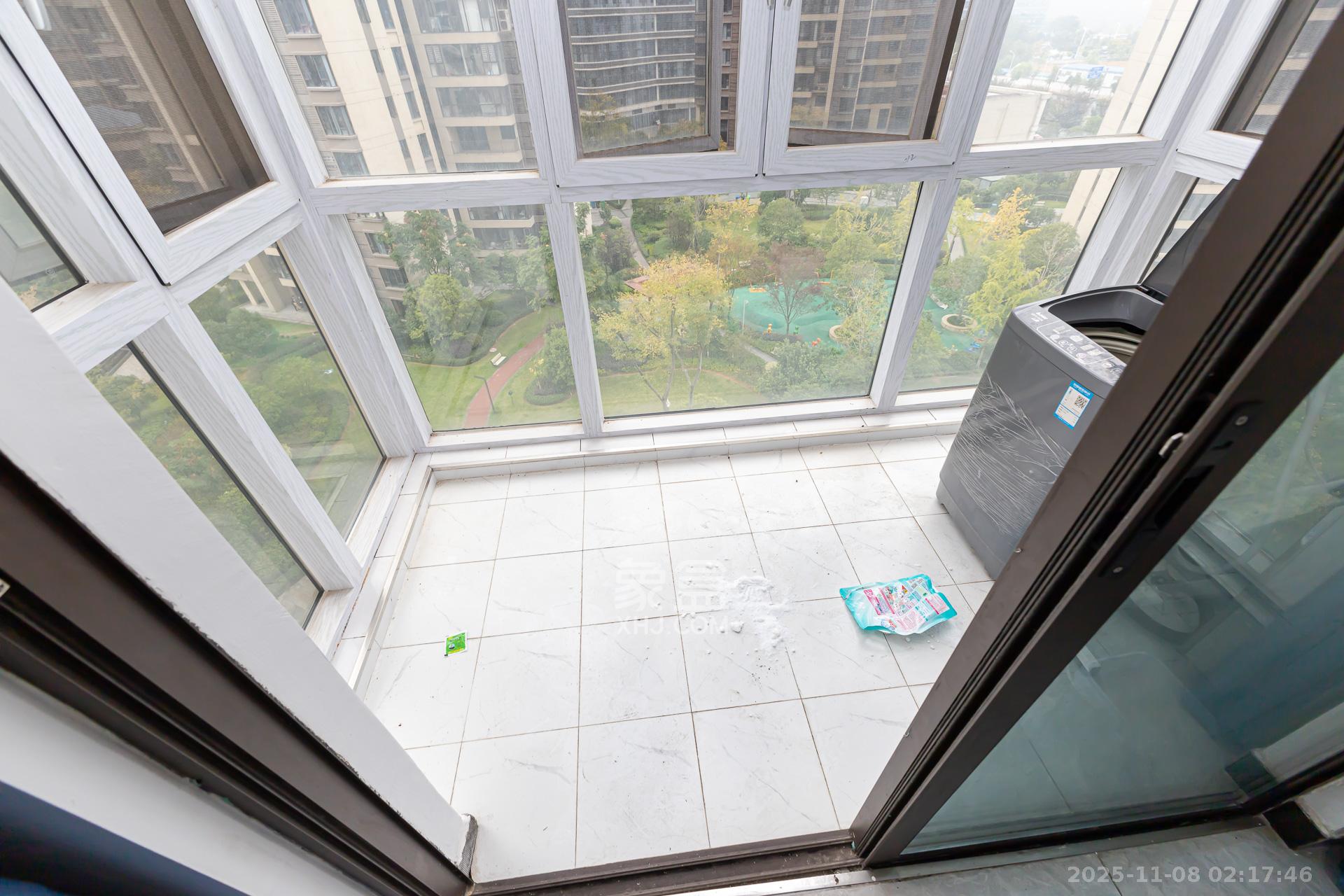 长燃润和天地(长润小区印湘江) 5室2厅2卫 142.0万 长燃润和天地(长润小区印湘江) 5室2厅2卫 142.0万阳台