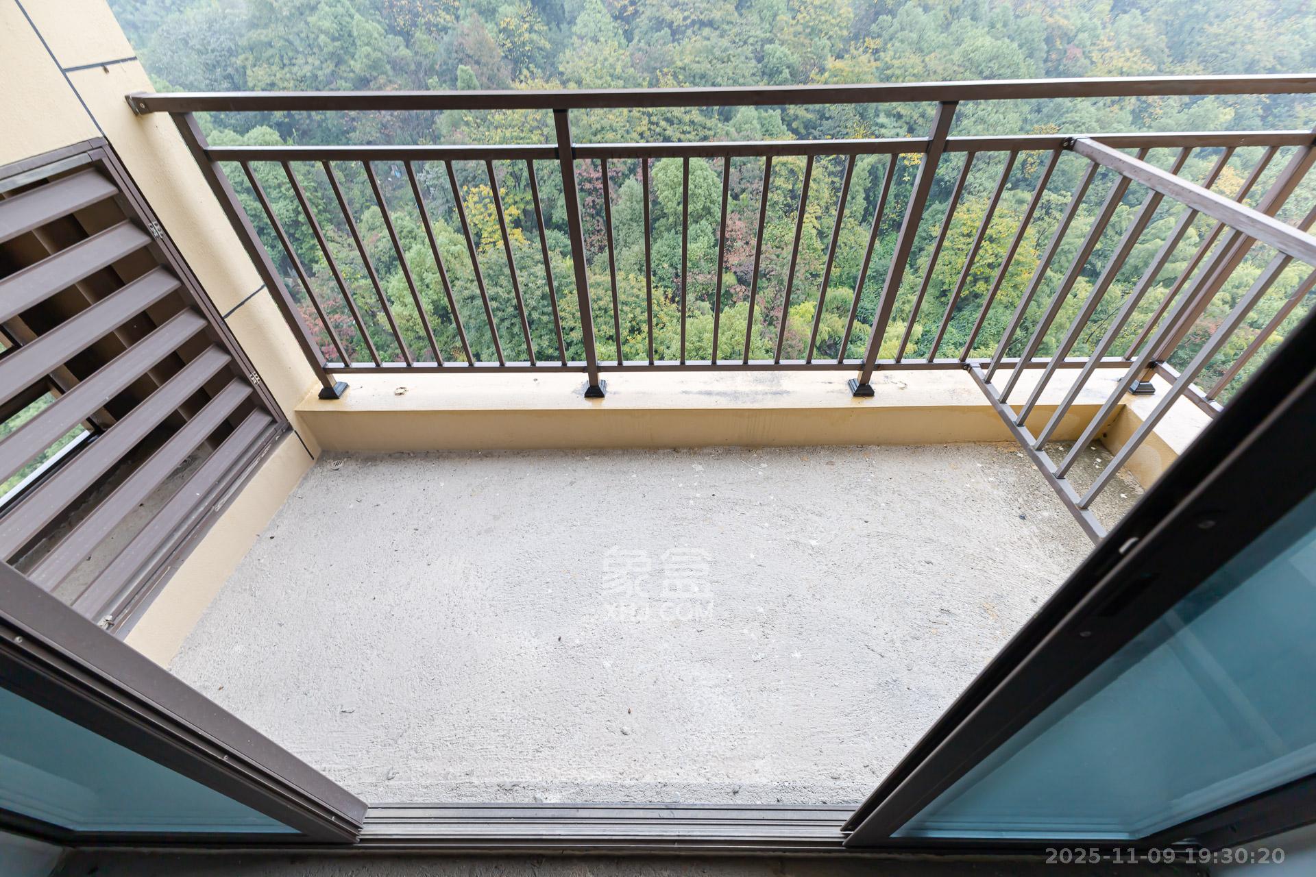 龙湖璟宸原著（龙湖紫宸）  4室2厅2卫    98.0万阳台