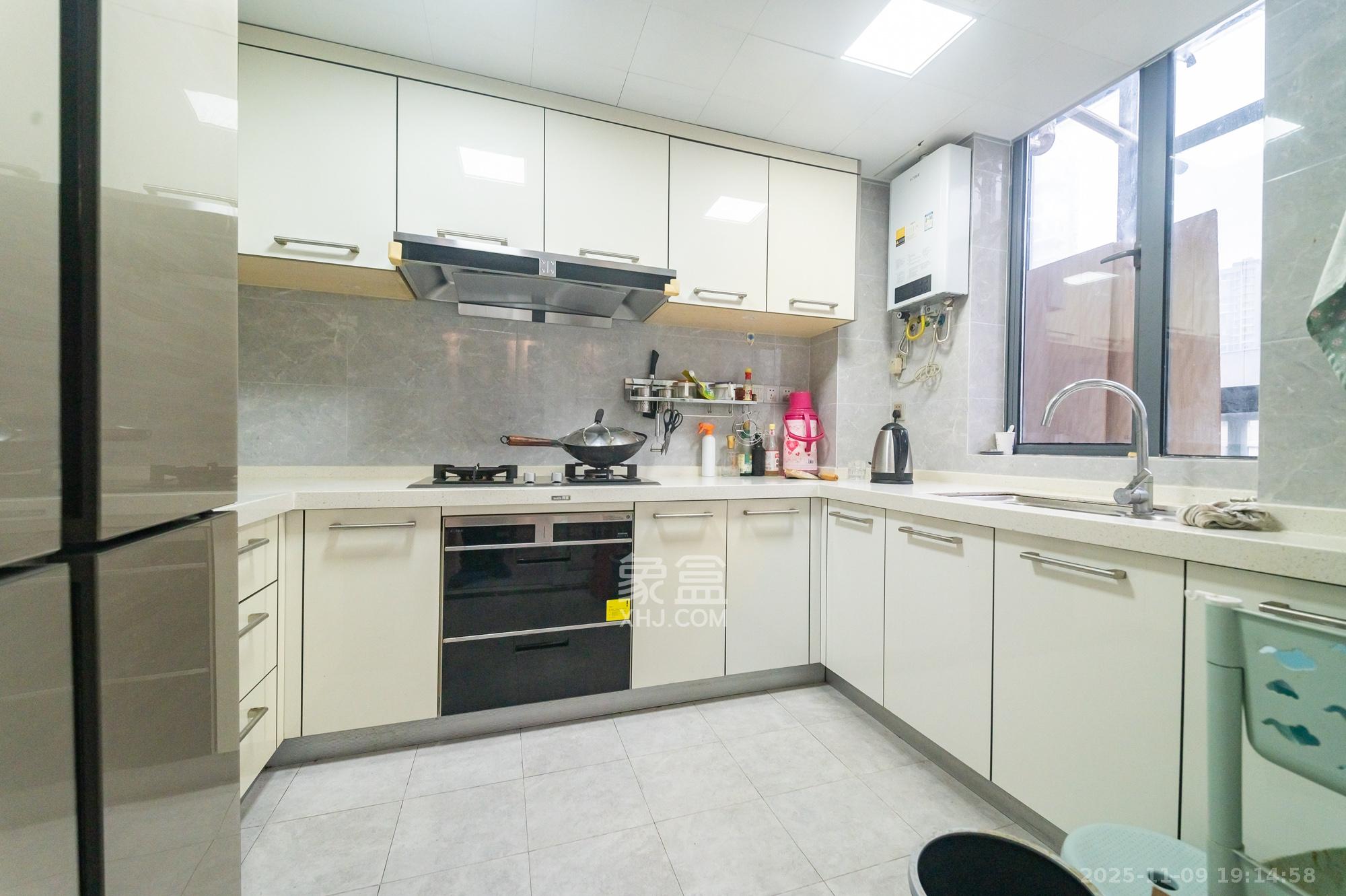 恒基凯旋门一二期 6室2厅2卫 238.0万 恒基凯旋门一二期 6室2厅2卫 238.0万厨房