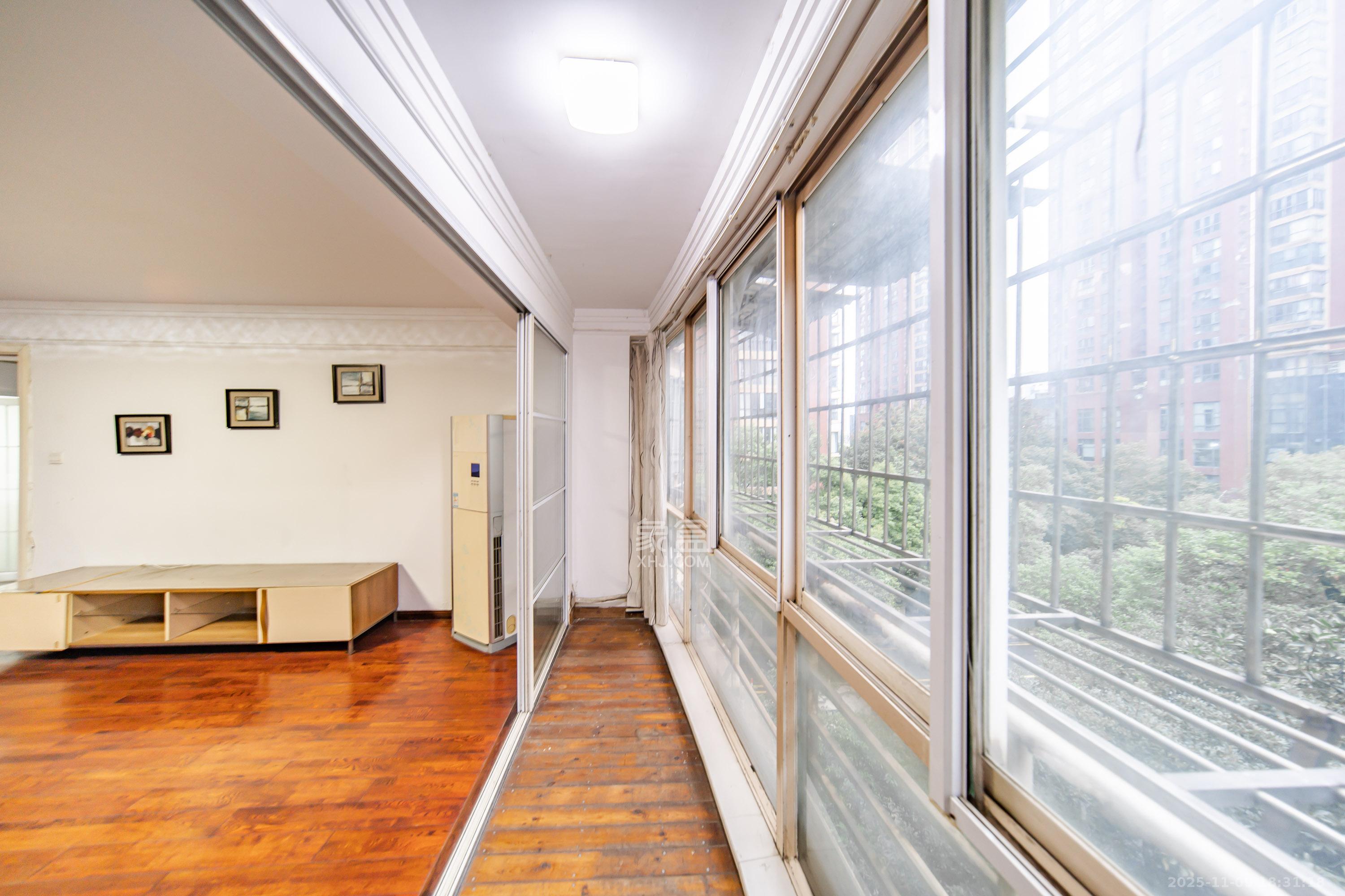 四季阳光花城 4室2厅2卫 180.0万 四季阳光花城 4室2厅2卫 180.0万阳台