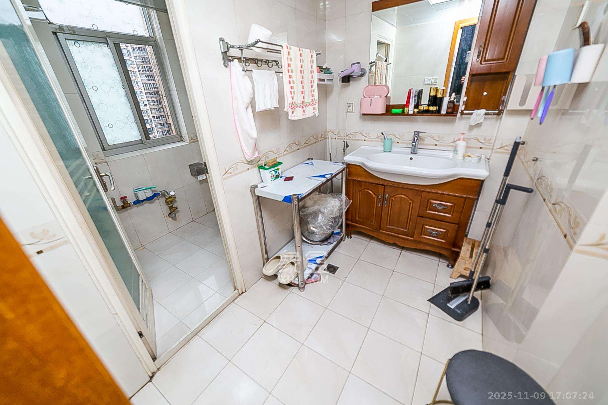 华银园  4室2厅2卫    148.0万卫生间