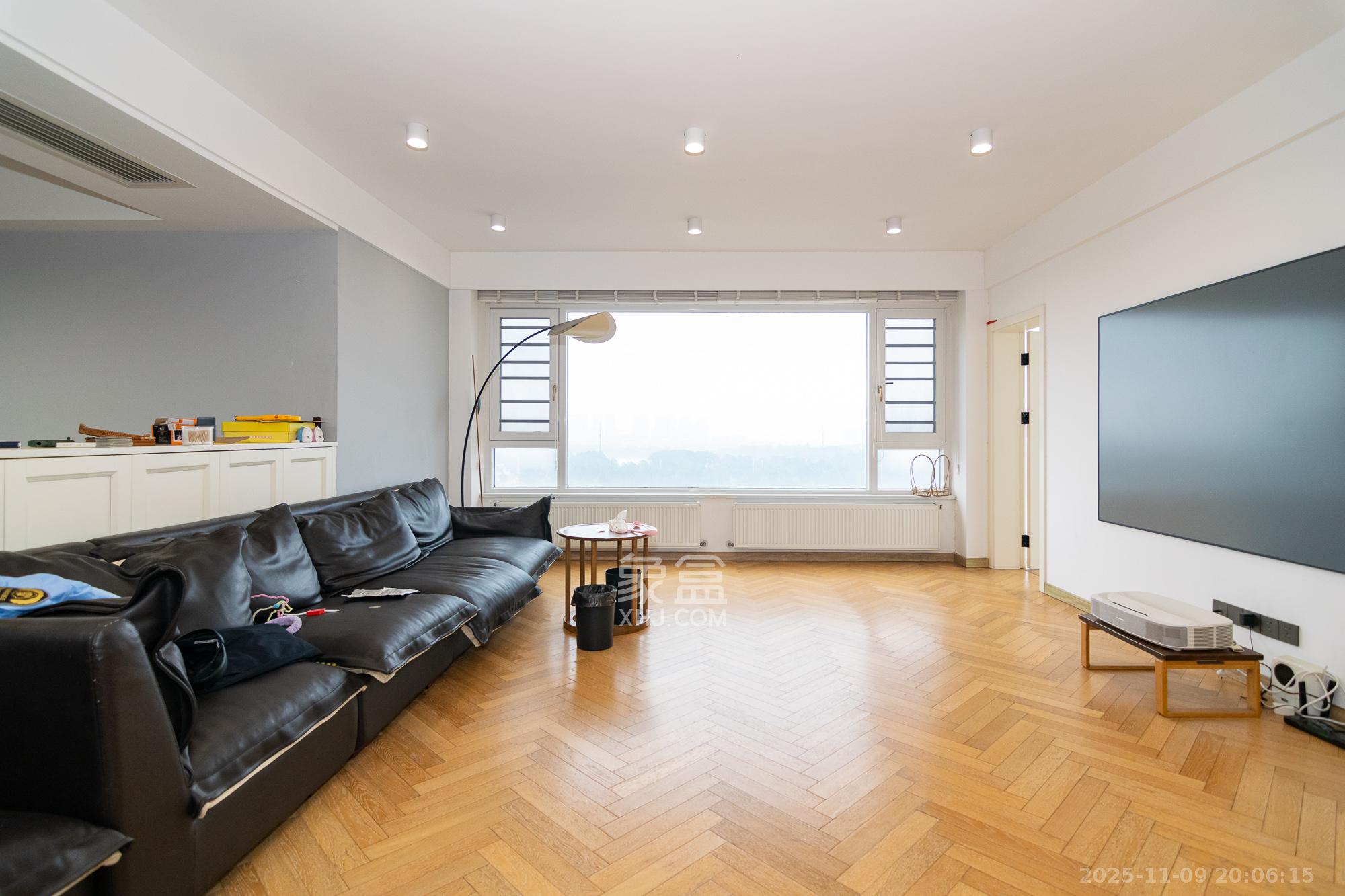 丽景华庭  4室2厅2卫    110.0万客厅