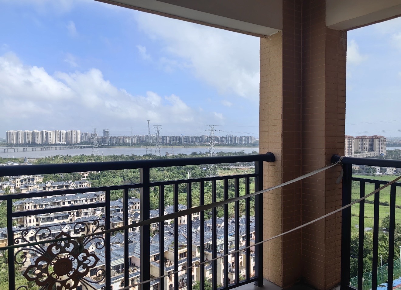 滨江世纪佳城（南院）  3室2厅1卫    192.0万客厅