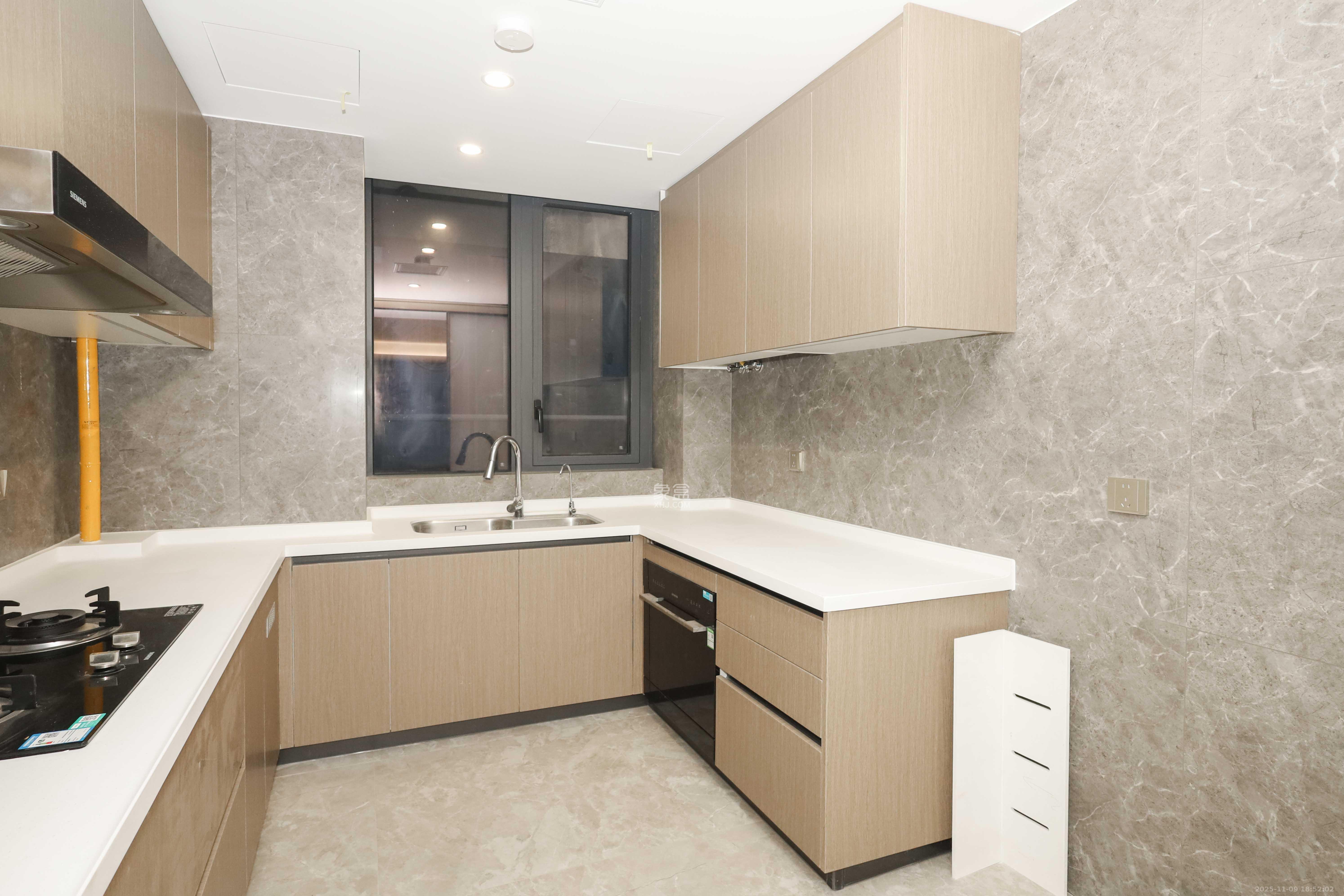 绿城招商桂语雲峯  4室2厅2卫    288.0万厨房