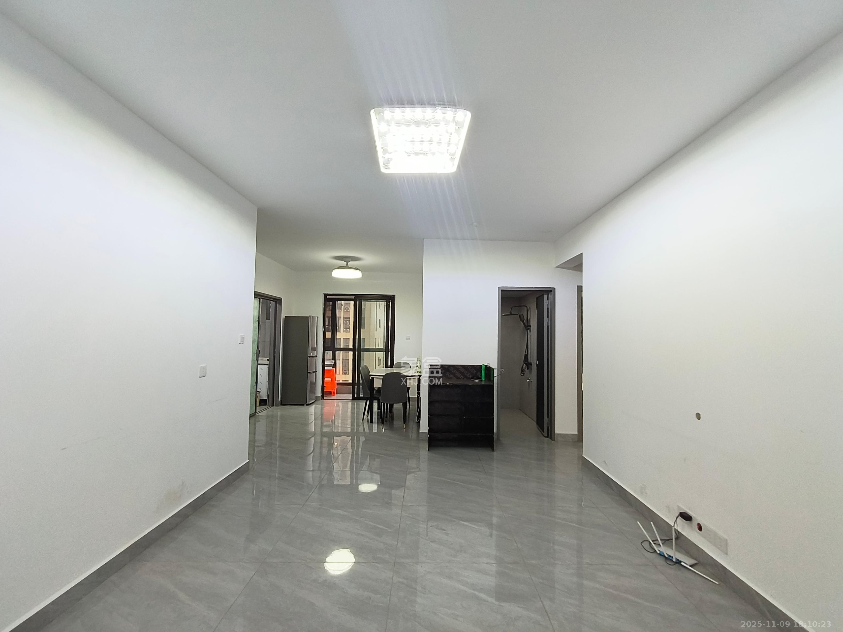 卓越蔚蓝城邦  3室2厅2卫    2200.0元/月室内图