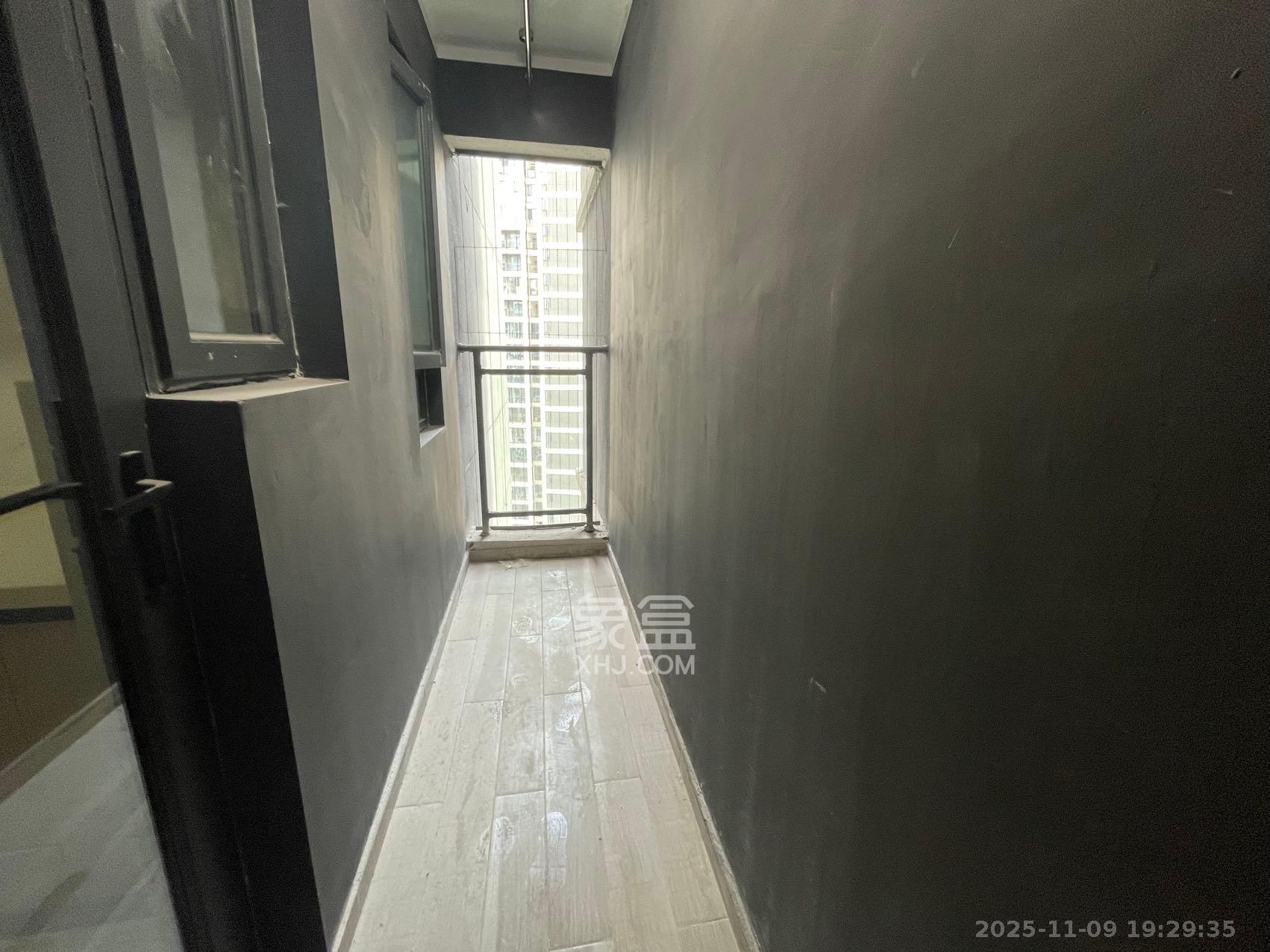 绿地V岛  4室2厅2卫    3700.0元/月室内图