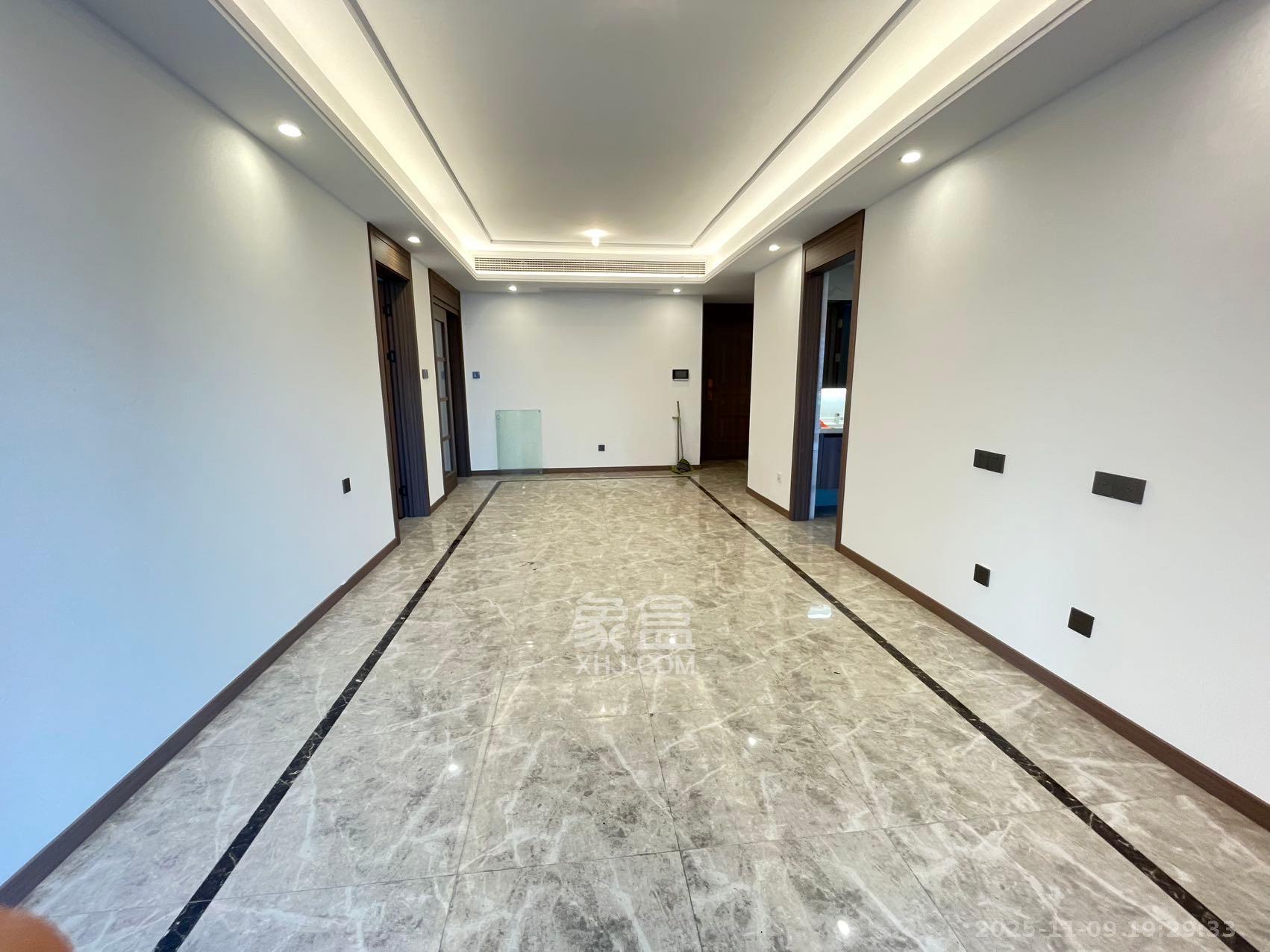 绿地V岛  4室2厅2卫    3700.0元/月室内图