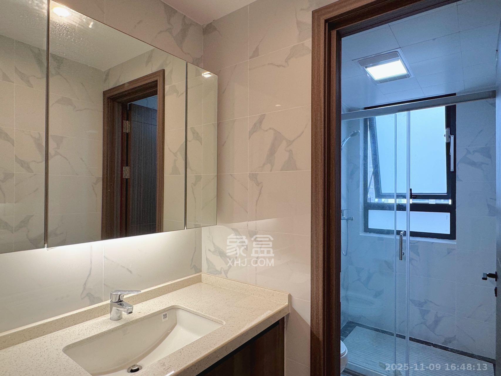 绿地V岛  4室2厅2卫    4700.0元/月室内图