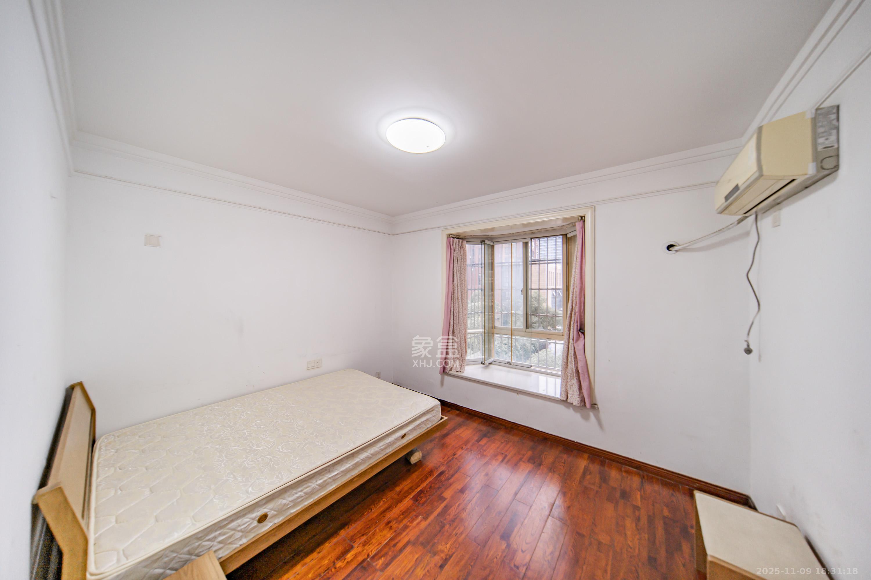 四季阳光花城  4室2厅2卫    180.0万卧室