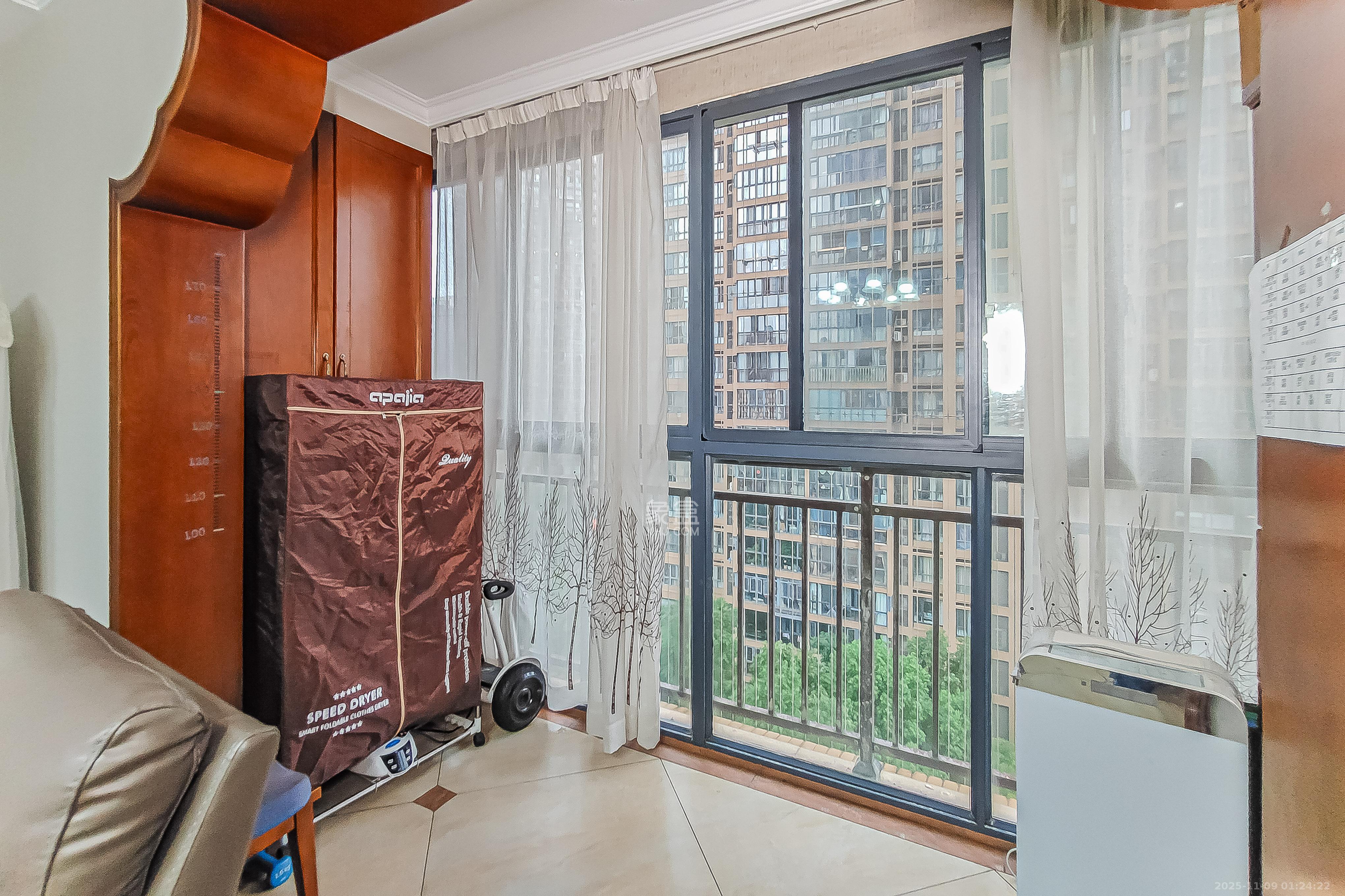 万博汇  4室2厅2卫    260.0万阳台