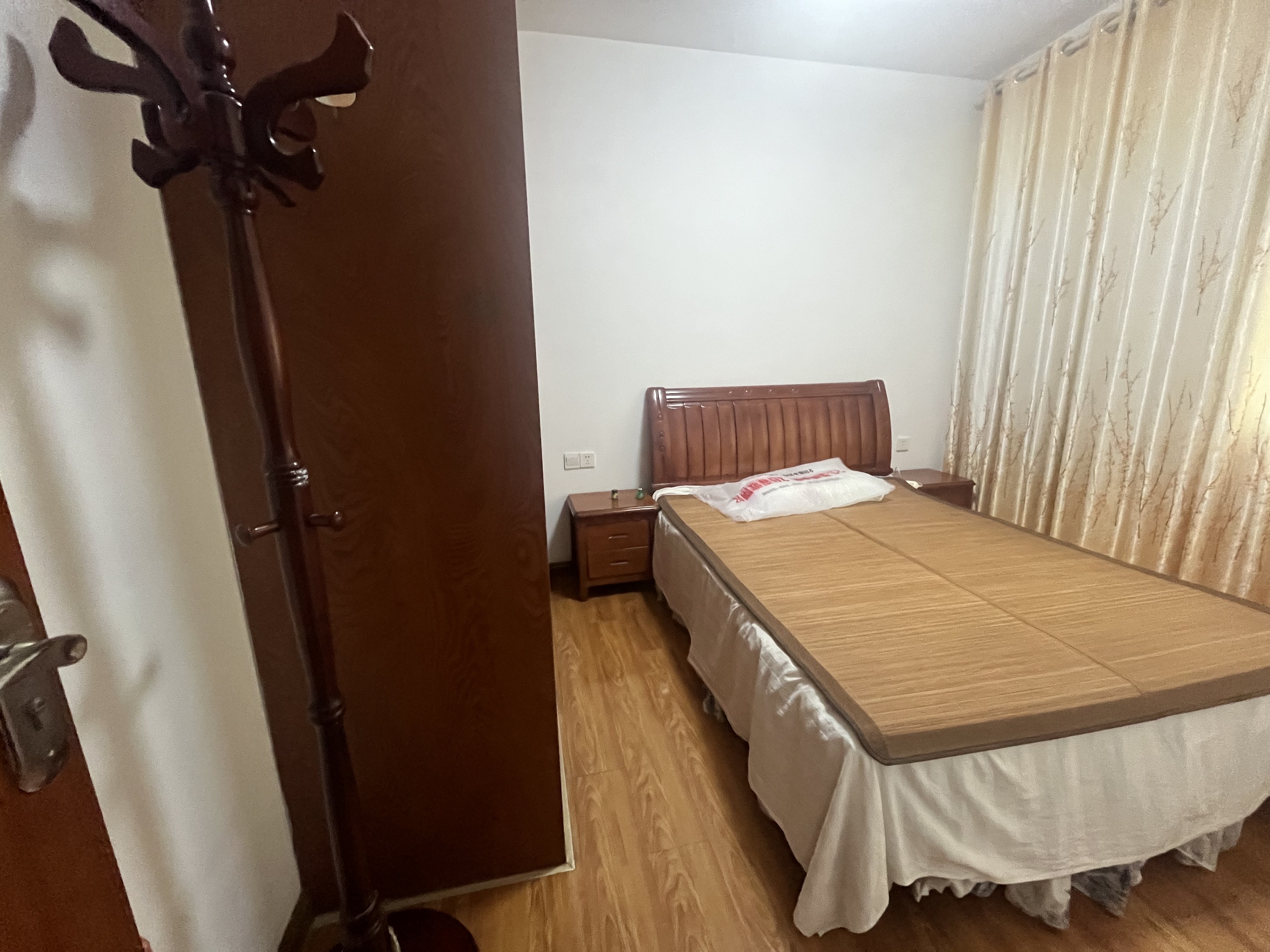 翰林苑  4室2厅3卫    93.8万客厅