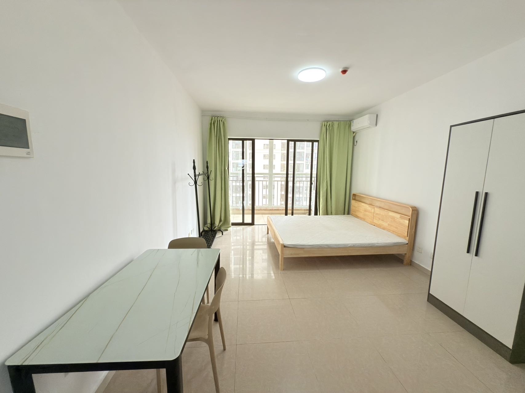 中交怡湖雅苑  1室0厅0卫    1800.0元/月