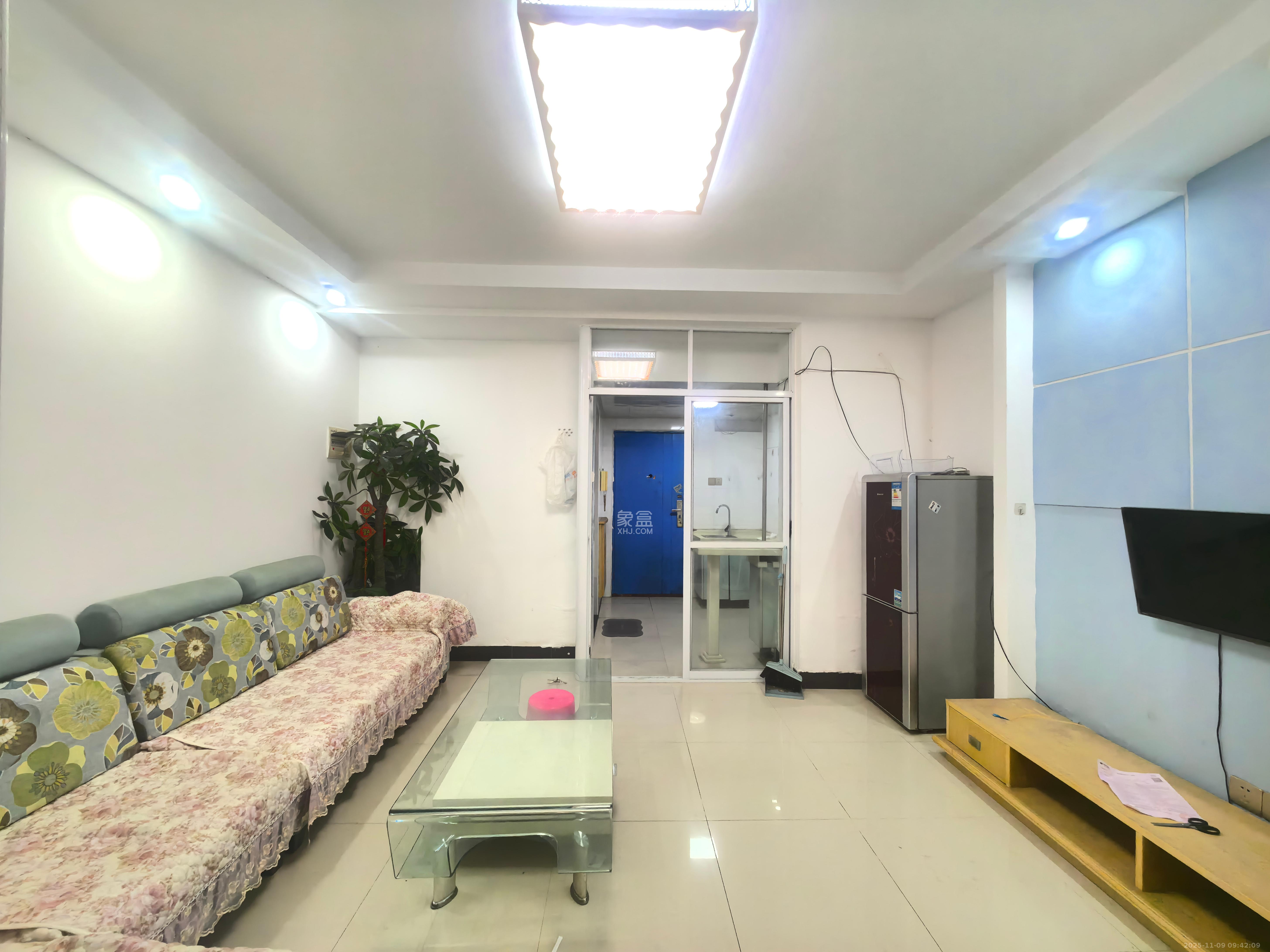 QQ生活馆  1室1厅1卫    1700.0元/月