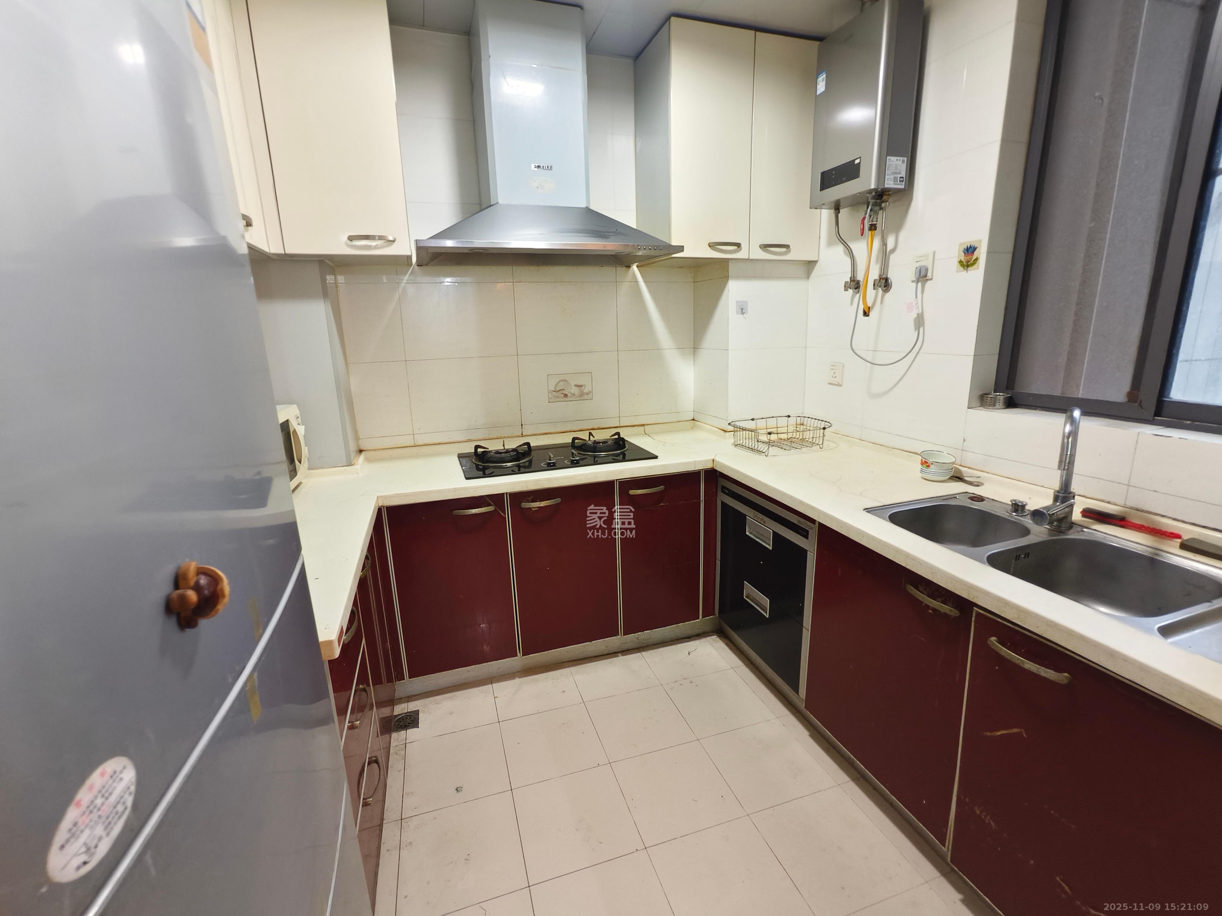 阳光100一期、四五期 4室2厅2卫 2800.0元/月 阳光100一期、四五期 4室2厅2卫 2800.0元/月室内图