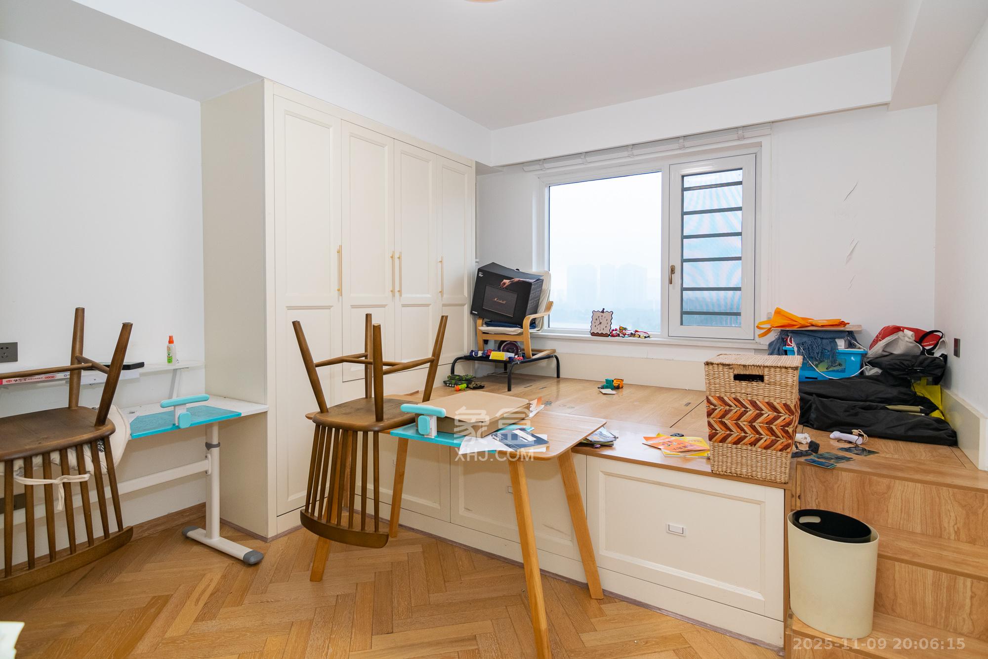 丽景华庭  4室2厅2卫    110.0万卧室