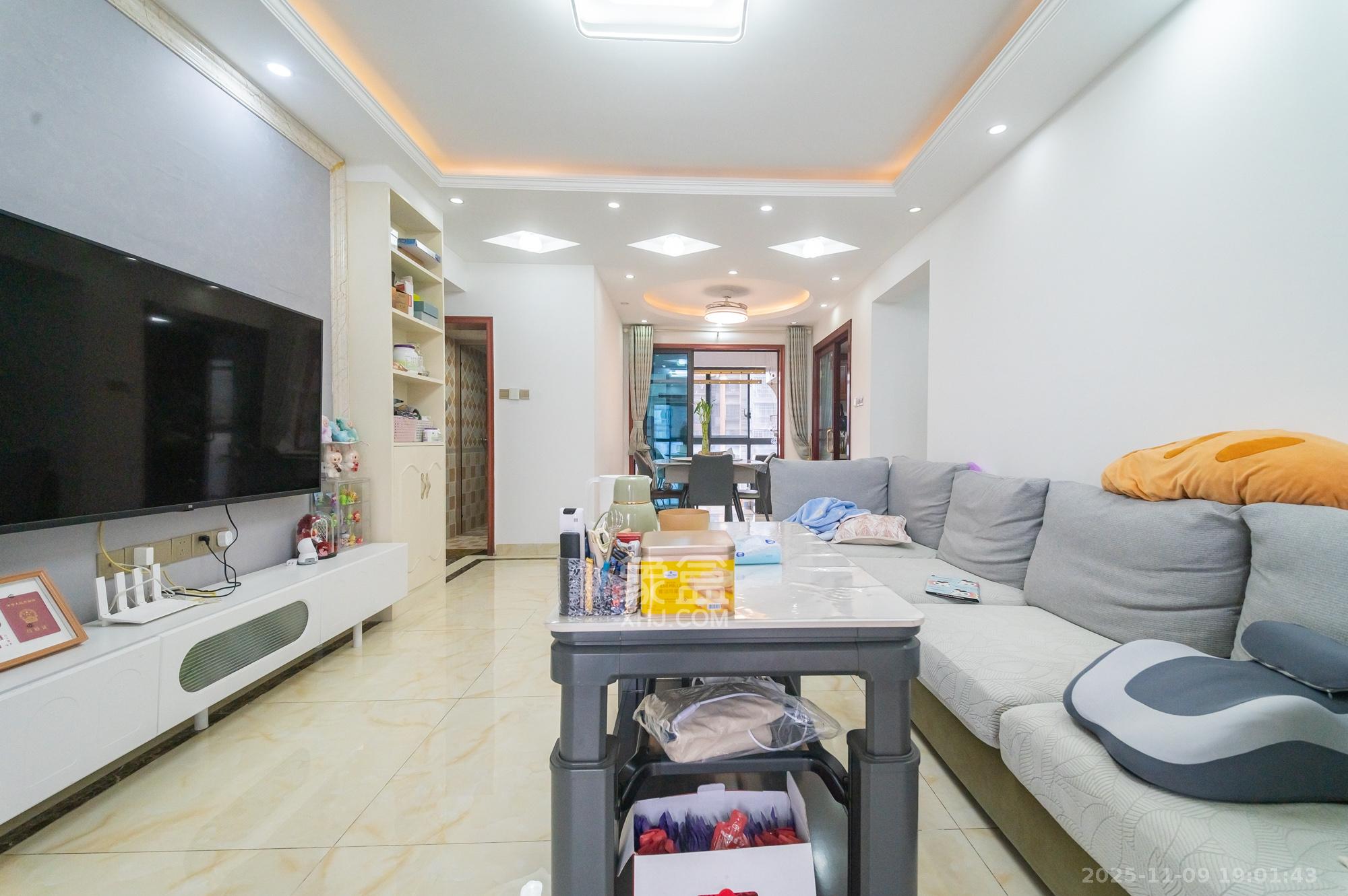 海伦春天 4室2厅2卫 102.8万 海伦春天 4室2厅2卫 102.8万客厅