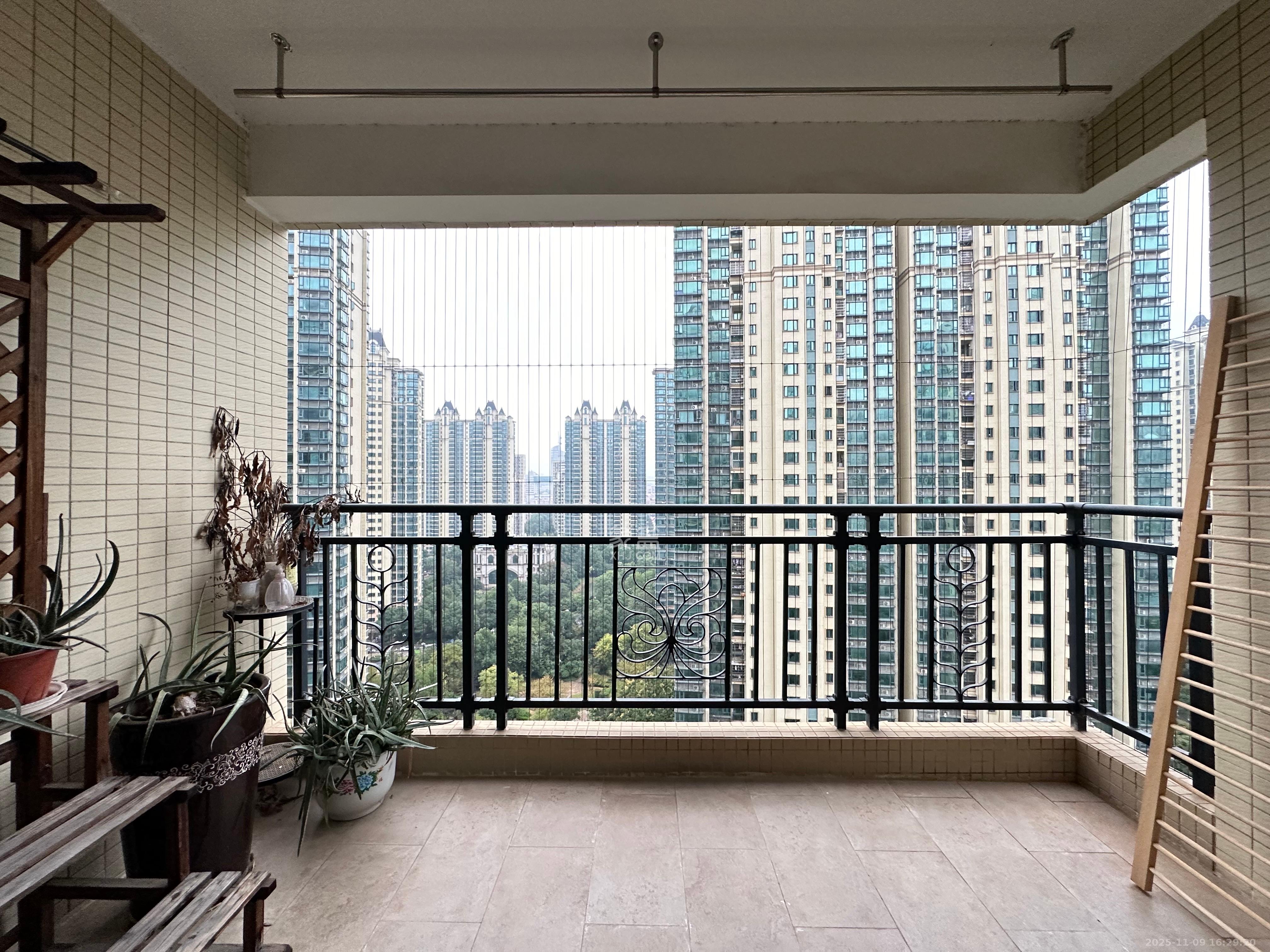 恒大雅苑  3室2厅2卫    2800.0元/月室内图