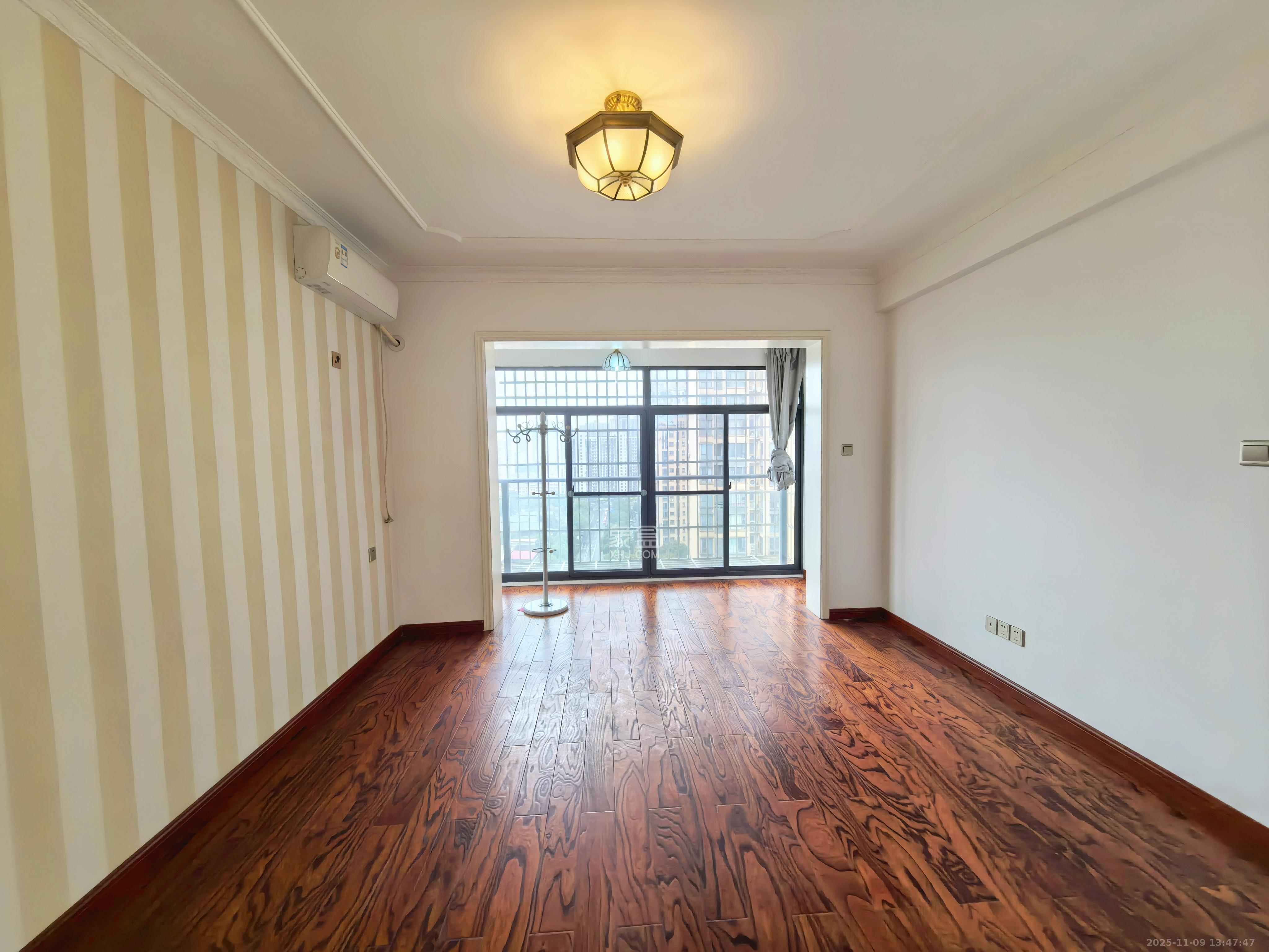 中城丽景香山园 3室2厅2卫 3500.0元/月 中城丽景香山园 3室2厅2卫 3500.0元/月室内图