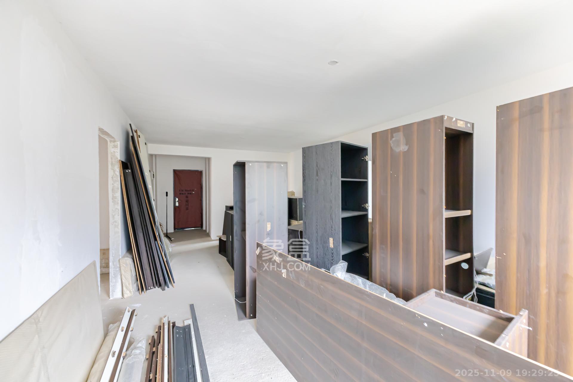 龙湖璟宸原著（龙湖紫宸）  4室2厅2卫    98.0万客厅