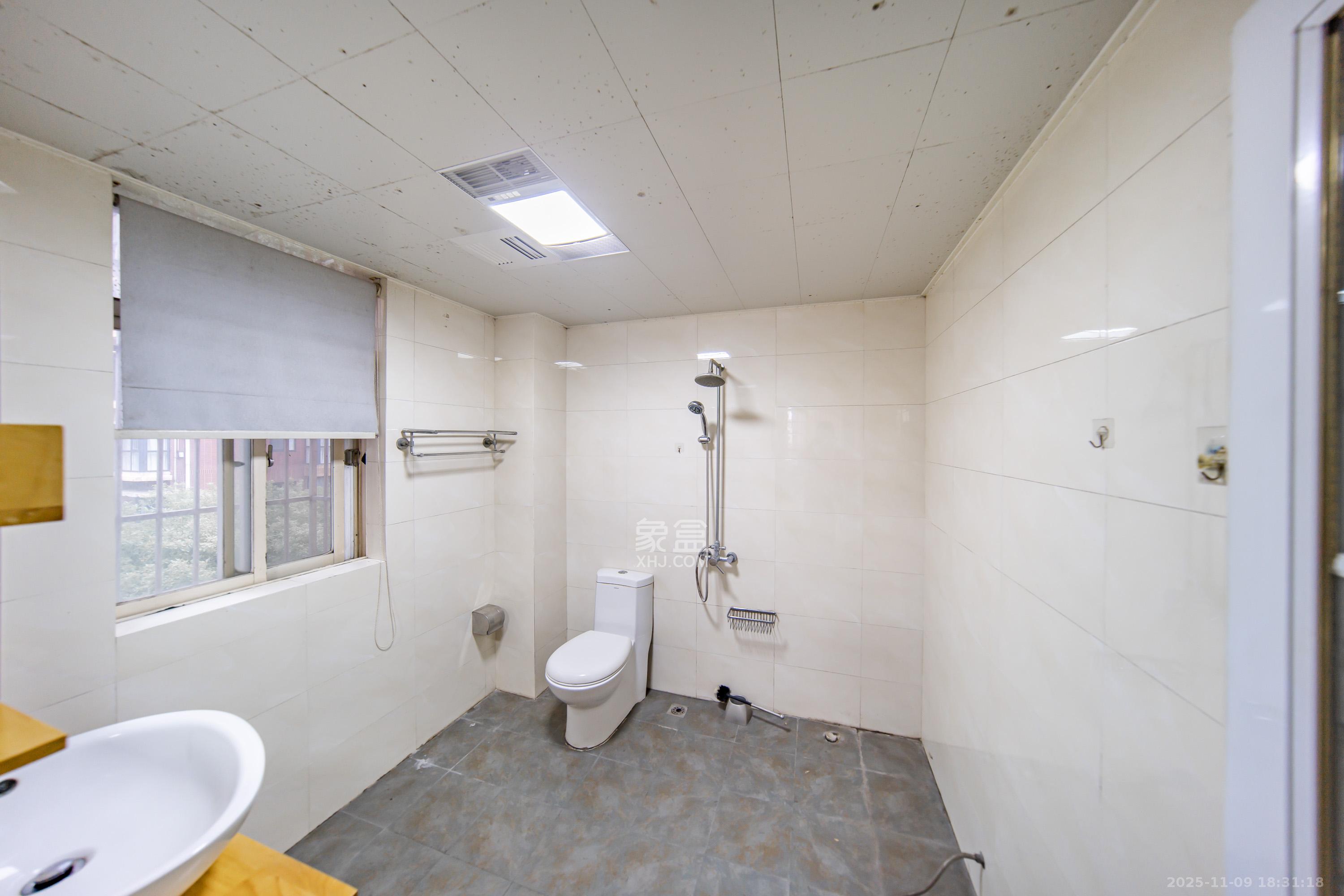 四季阳光花城  4室2厅2卫    180.0万卫生间