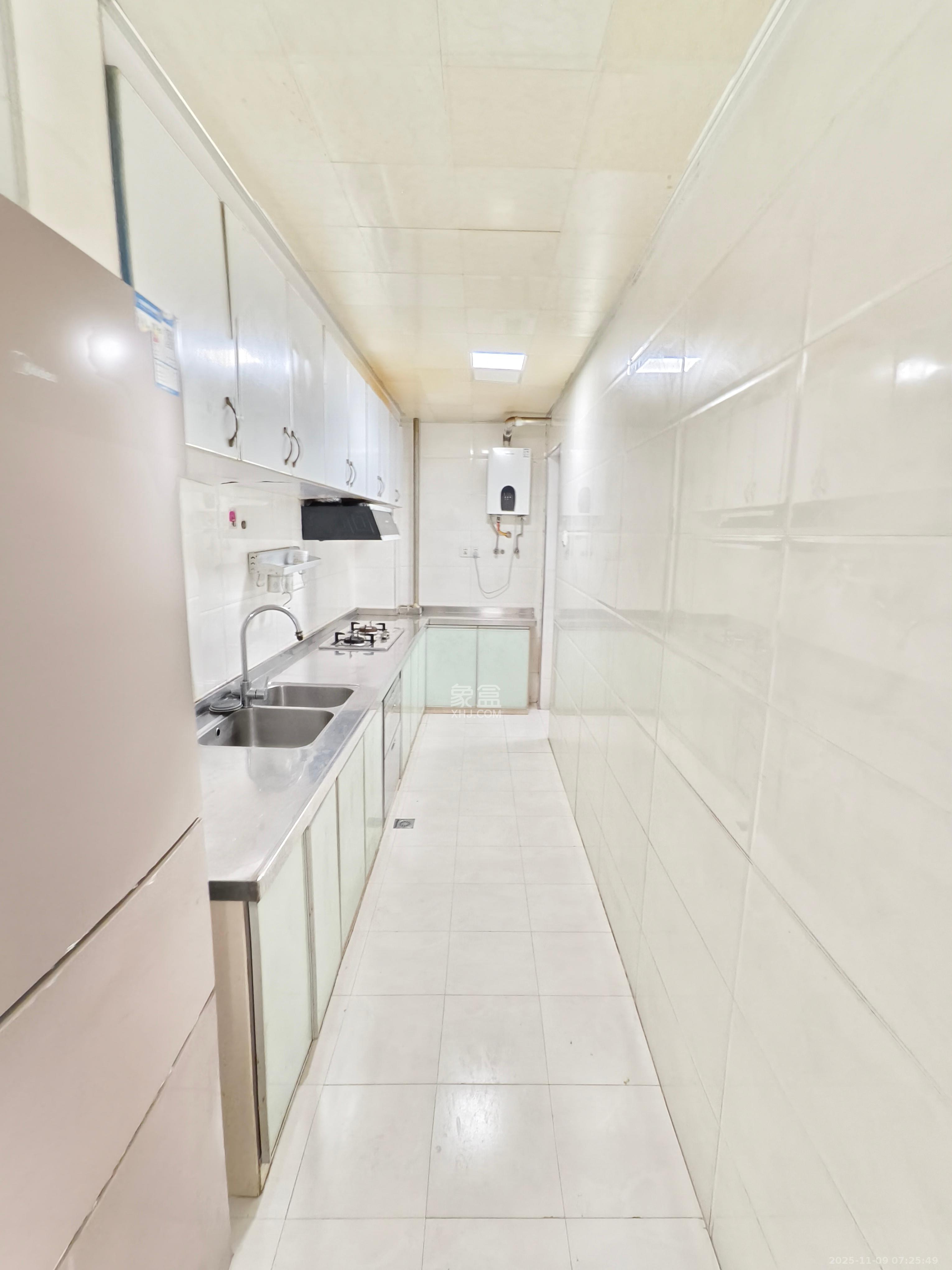 长房时代城  1室2厅2卫    3100.0元/月室内图