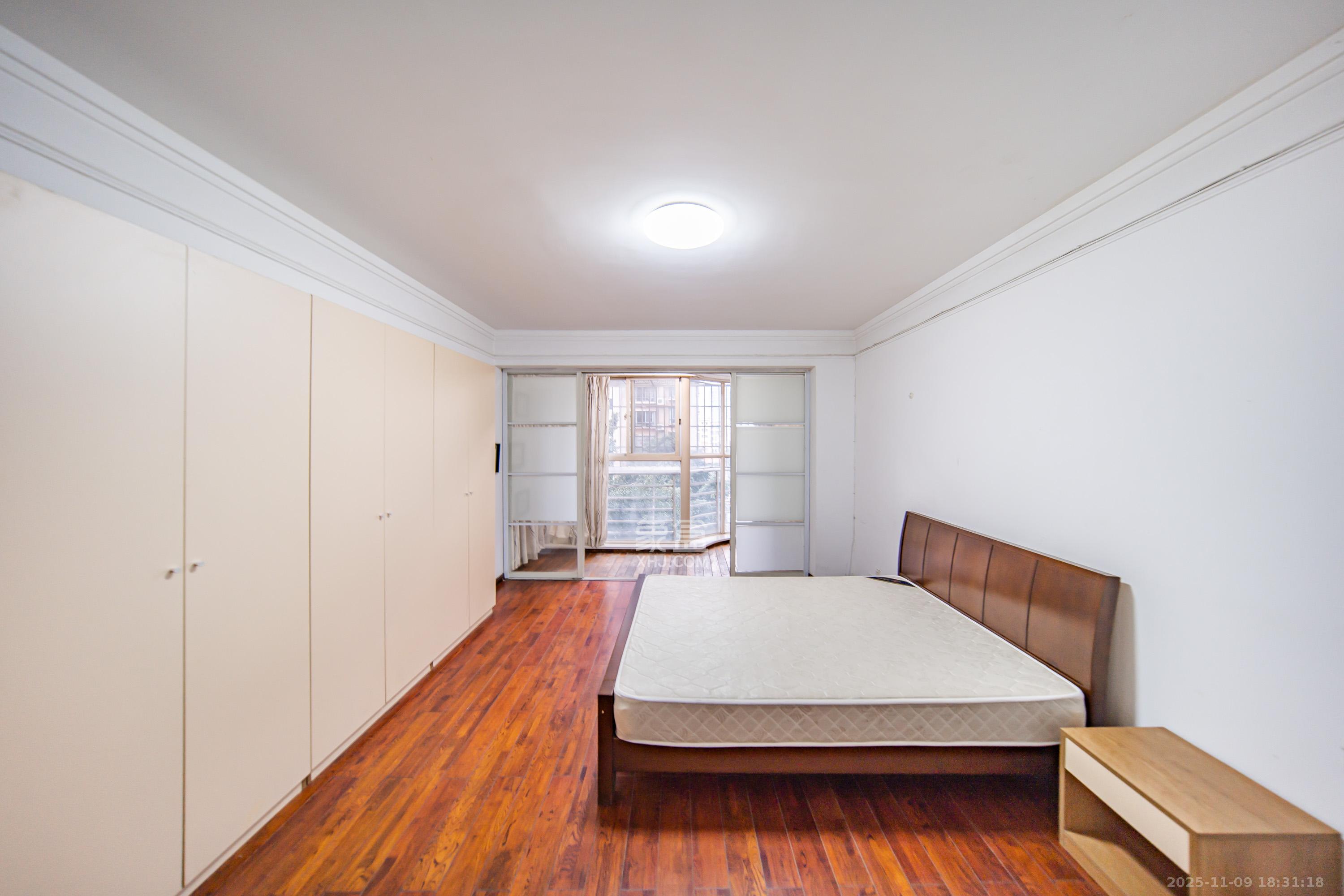 四季阳光花城 4室2厅2卫 180.0万 四季阳光花城 4室2厅2卫 180.0万卧室