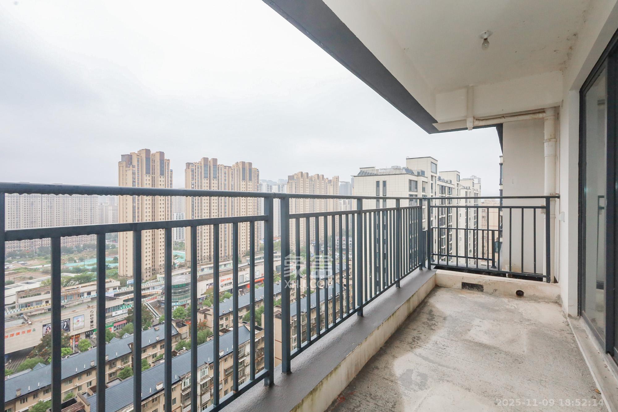 轨道中建麓江府 3室2厅2卫 165.0万 轨道中建麓江府 3室2厅2卫 165.0万阳台