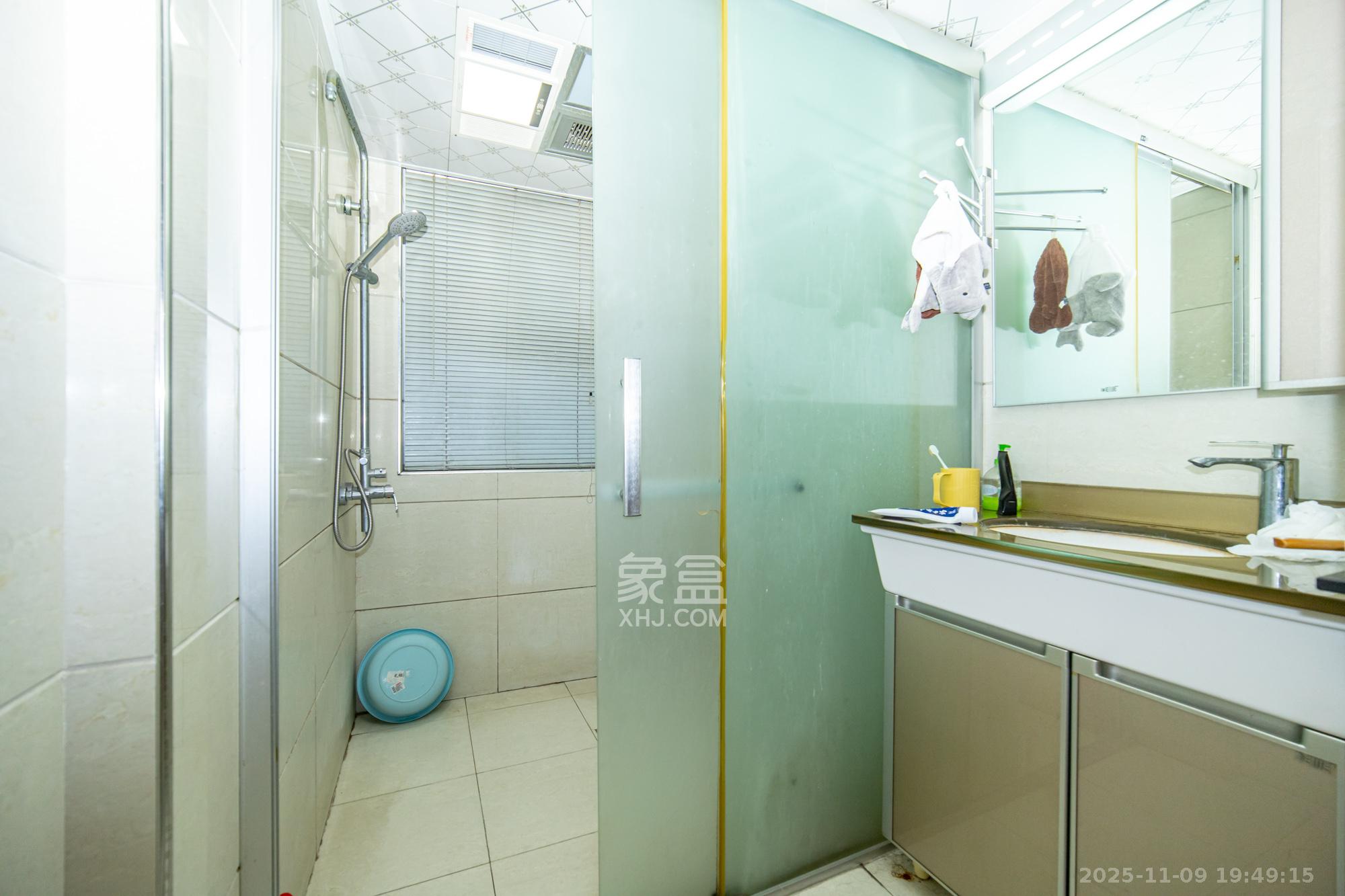 月湖兰庭  1室2厅1卫    70.0万卫生间