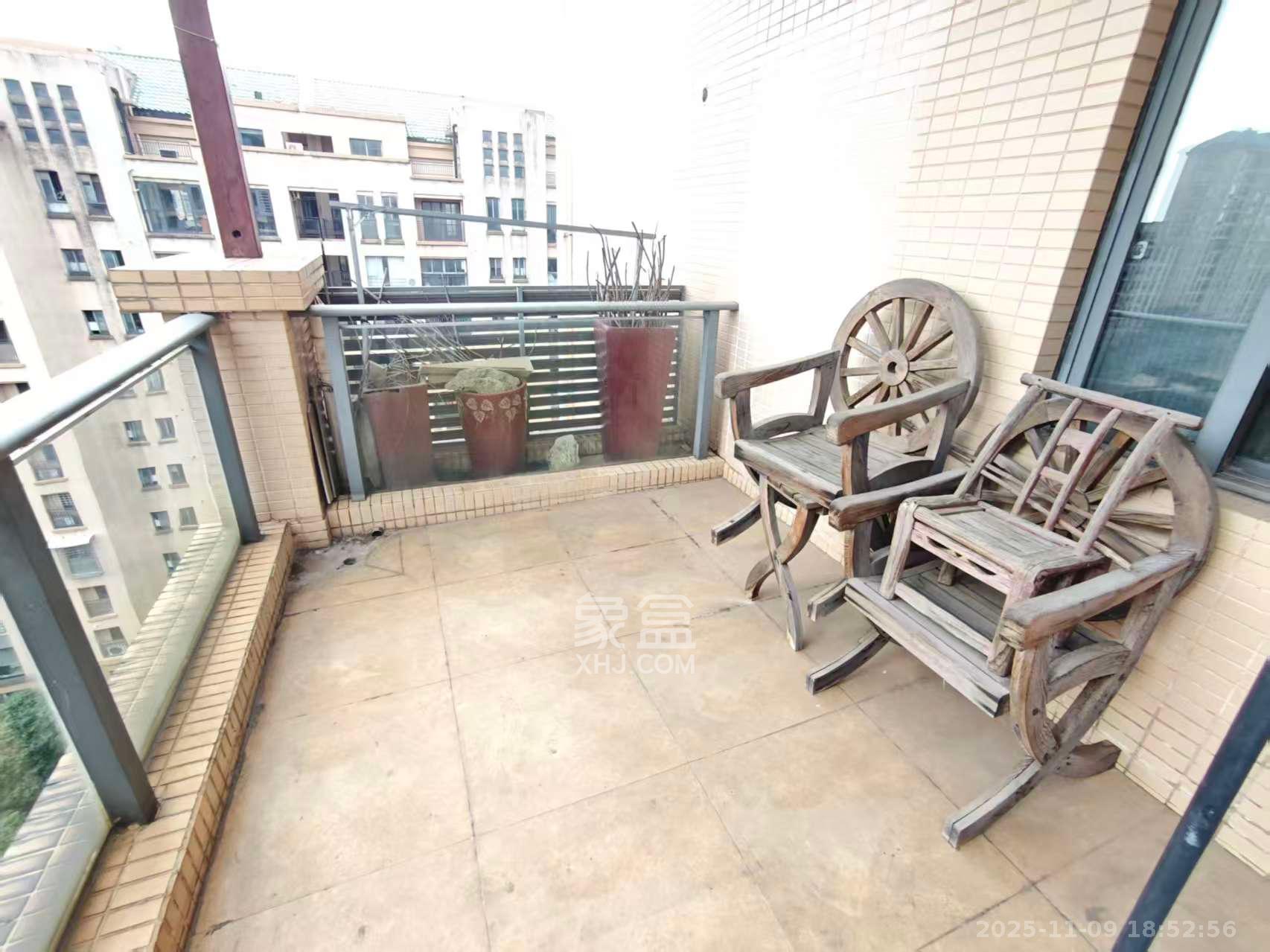 中城丽景香山园  4室2厅2卫    5200.0元/月室内图