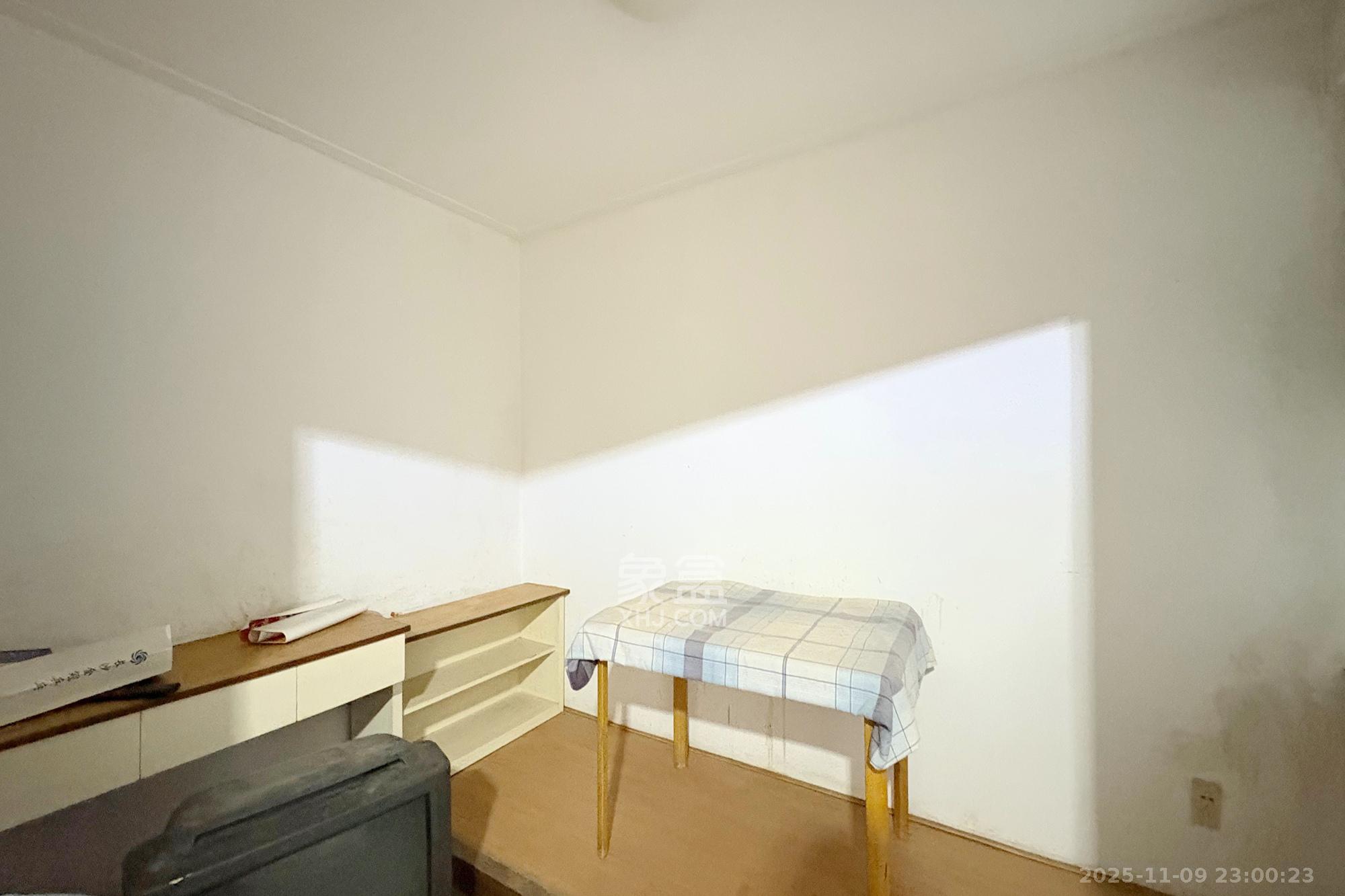 芙蓉广场农行单位宿舍 1室1厅1卫 40.0万 芙蓉广场农行单位宿舍 1室1厅1卫 40.0万客厅