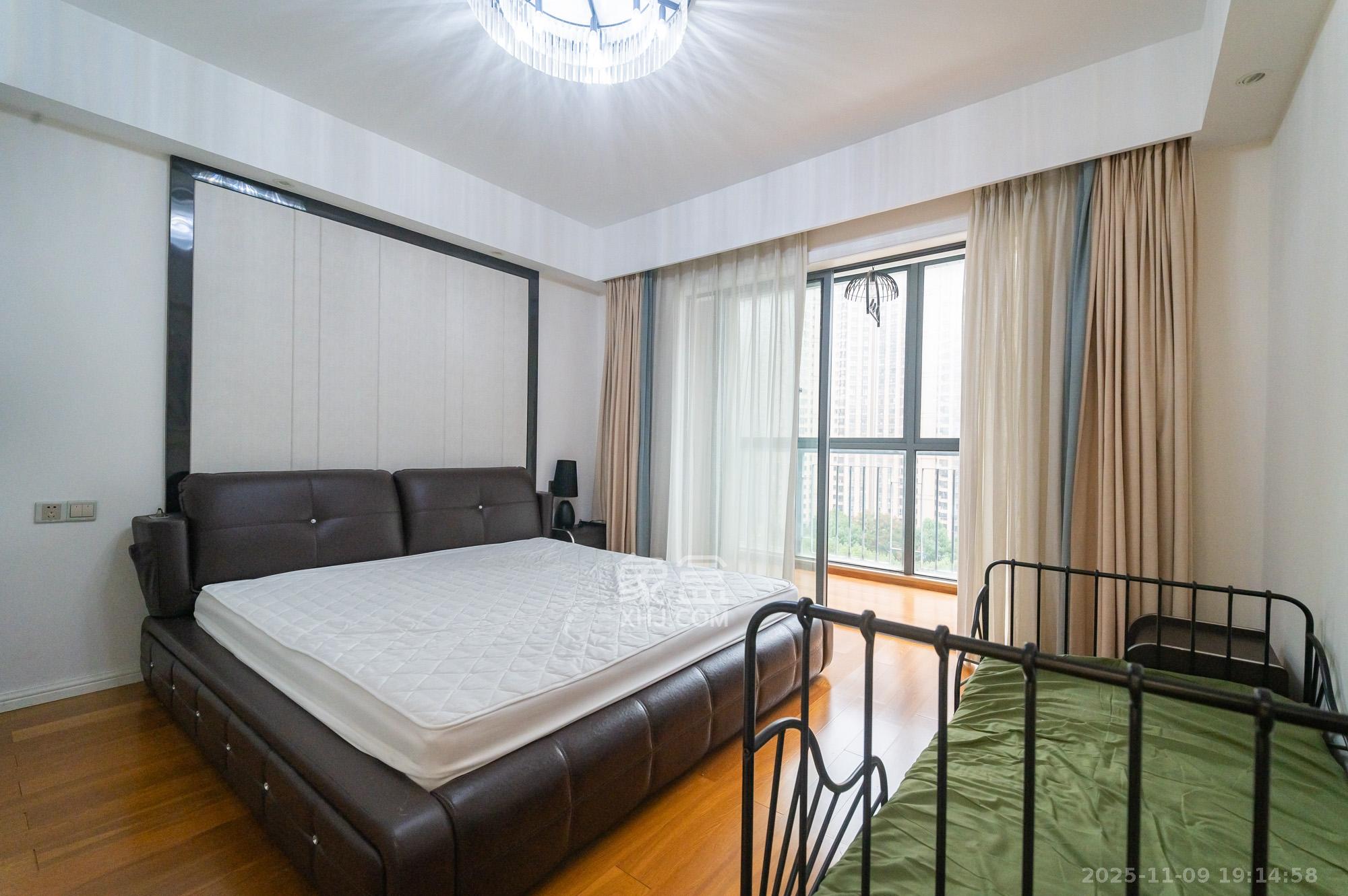 恒基凯旋门一二期  6室2厅2卫    238.0万卧室