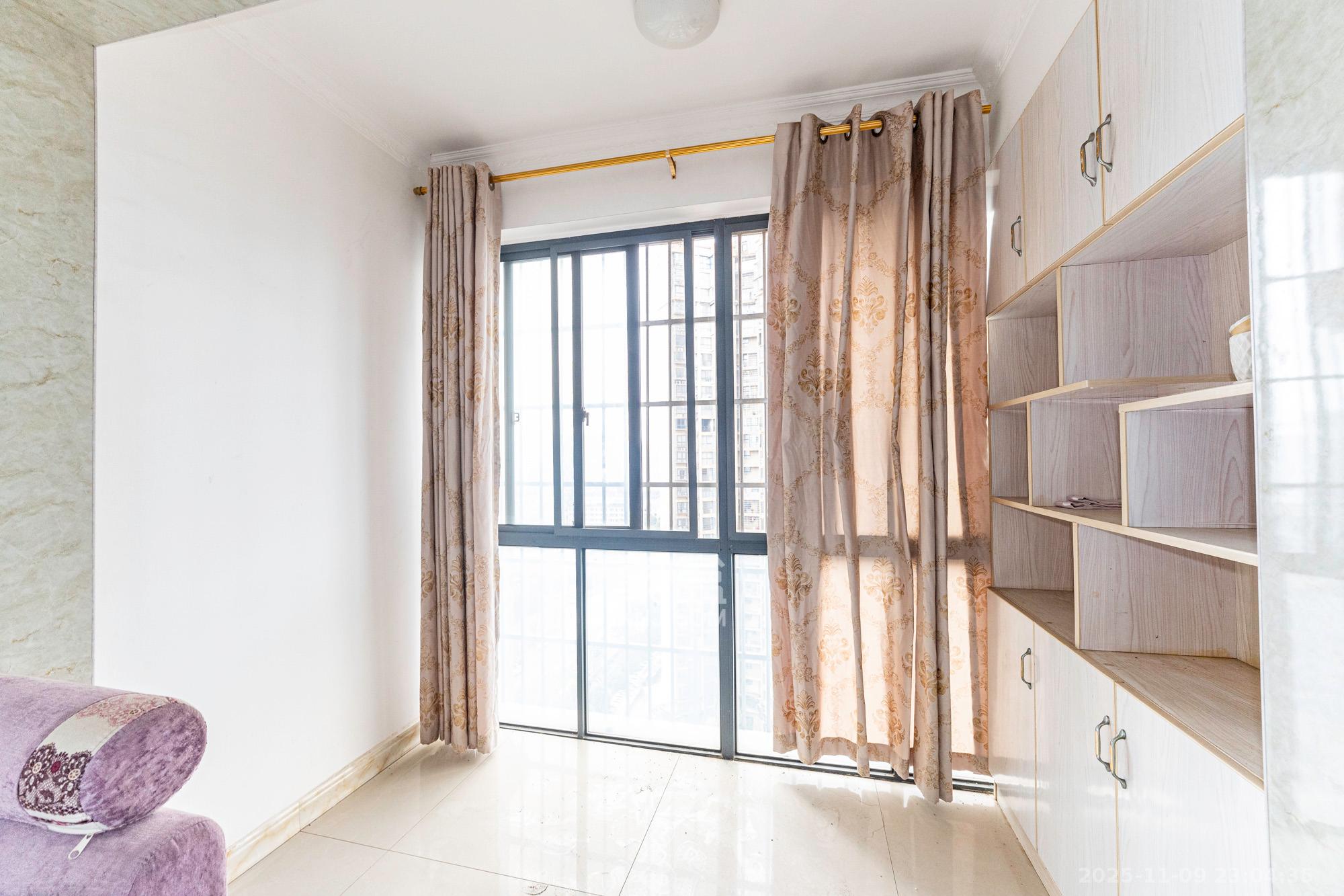 光明城市(星辰青年城) 3室2厅1卫 66.8万 光明城市(星辰青年城) 3室2厅1卫 66.8万阳台